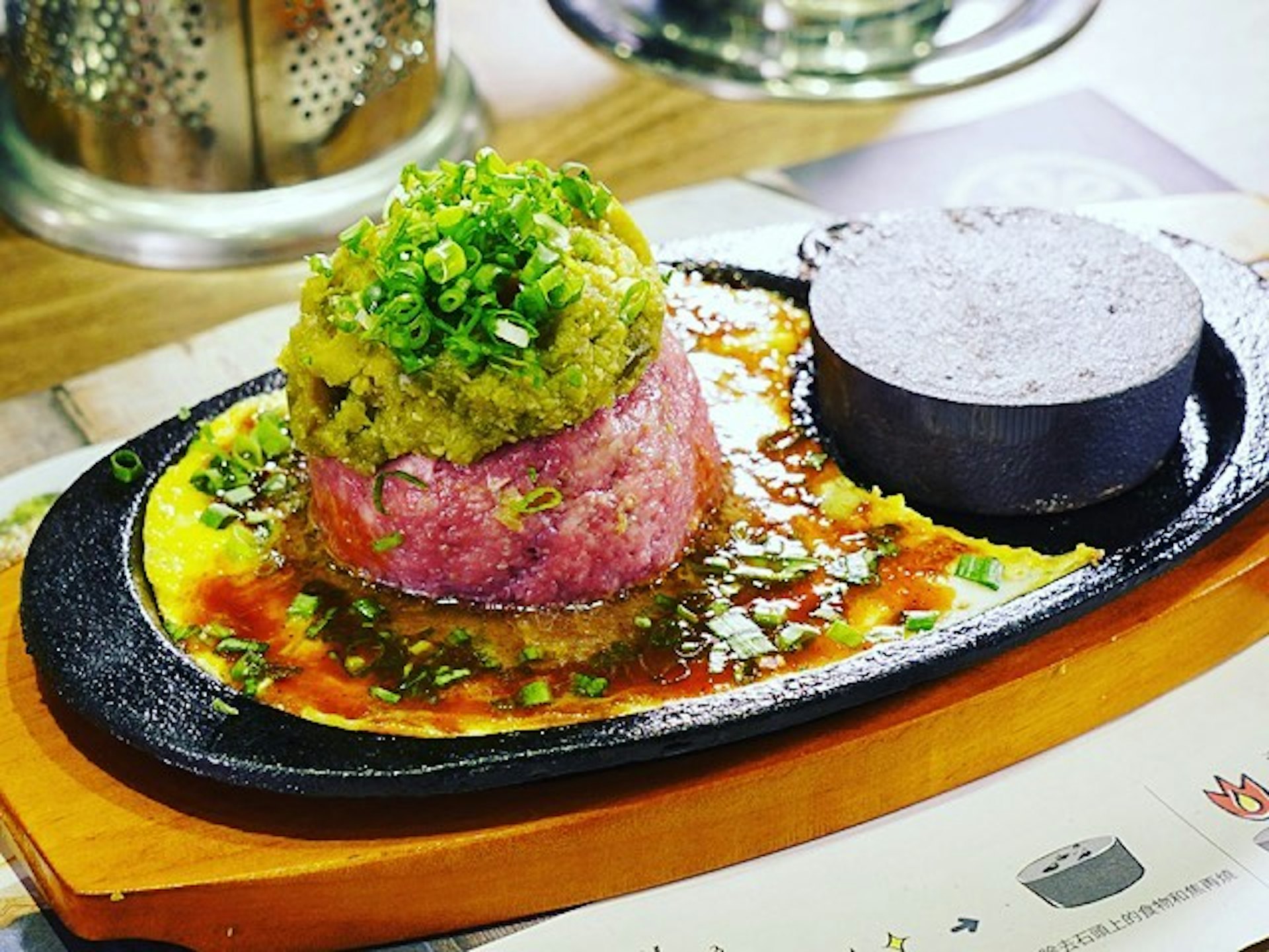 店內漢堡扒可分為3款口味,包括原味、墨西哥辣椒及菠蘿煙肉。(圖片來源:FB@Fukuoka Hambageu 福岡漢堡扒 香港旗艦店) 香港美食|漢堡排即燒5大推薦!和牛漢堡扒挽肉と米、肉肉大米、福岡漢堡扒