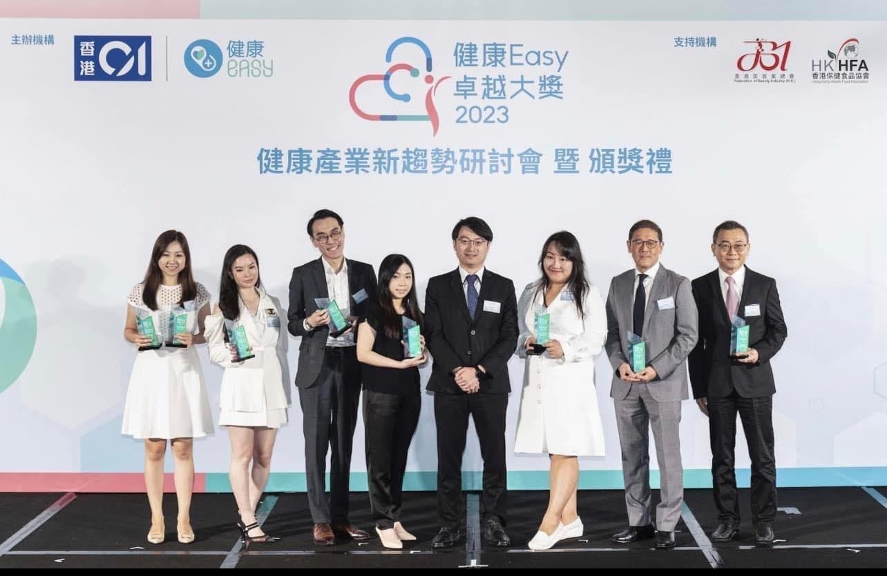 由《香港01》舉辦的「健康Easy卓越大獎2023」，目的是表揚一眾提供優質健康產品及服務的品牌。而Dr. Yan除了提供優質的骨骼脊椎治療服務外，治療效果更是極具口碑，成為首間企業榮獲「卓越骨骼脊椎治療大獎」。