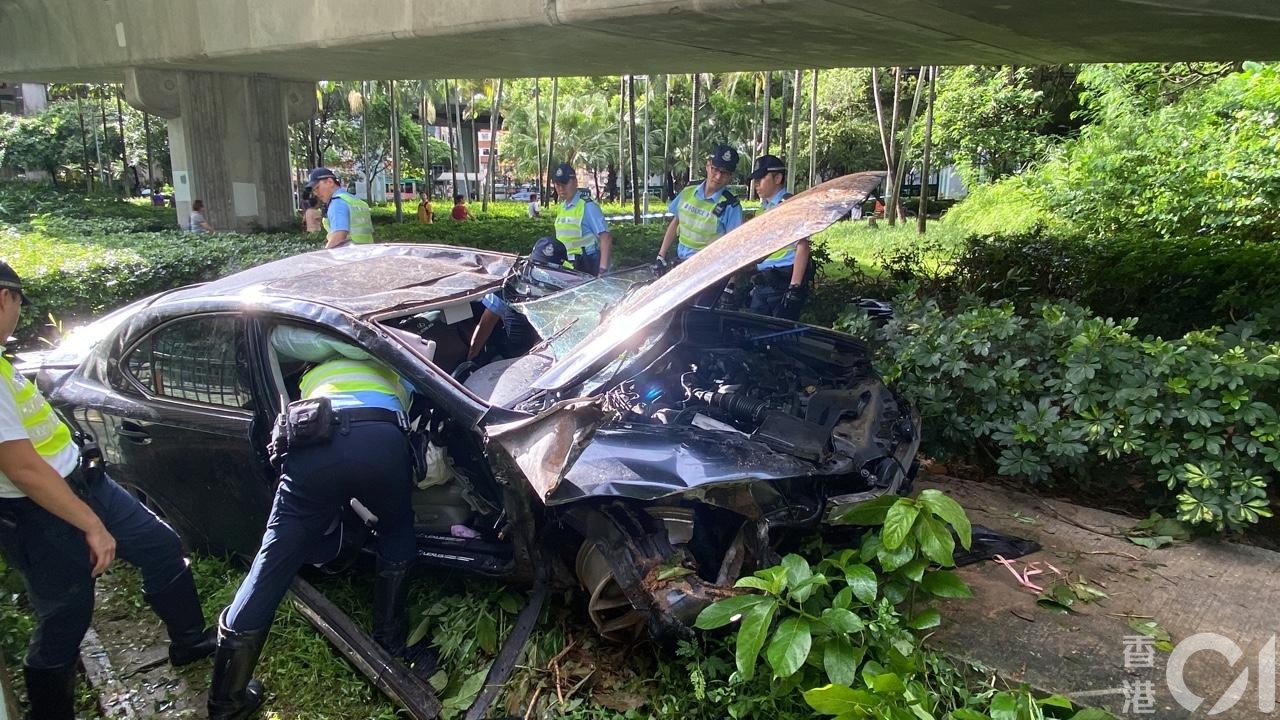凌志青沙公路衝路障飆車失事剷入草叢　31歲男司機涉危駕被捕