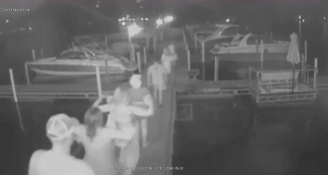 美國密蘇里州1間餐廳，有7名食客未有支付約150美元（約1,200港元）賬單就離開餐廳，女店員追出要求7人付款，詎料卻被襲擊丟進湖中。（CCTV畫面）