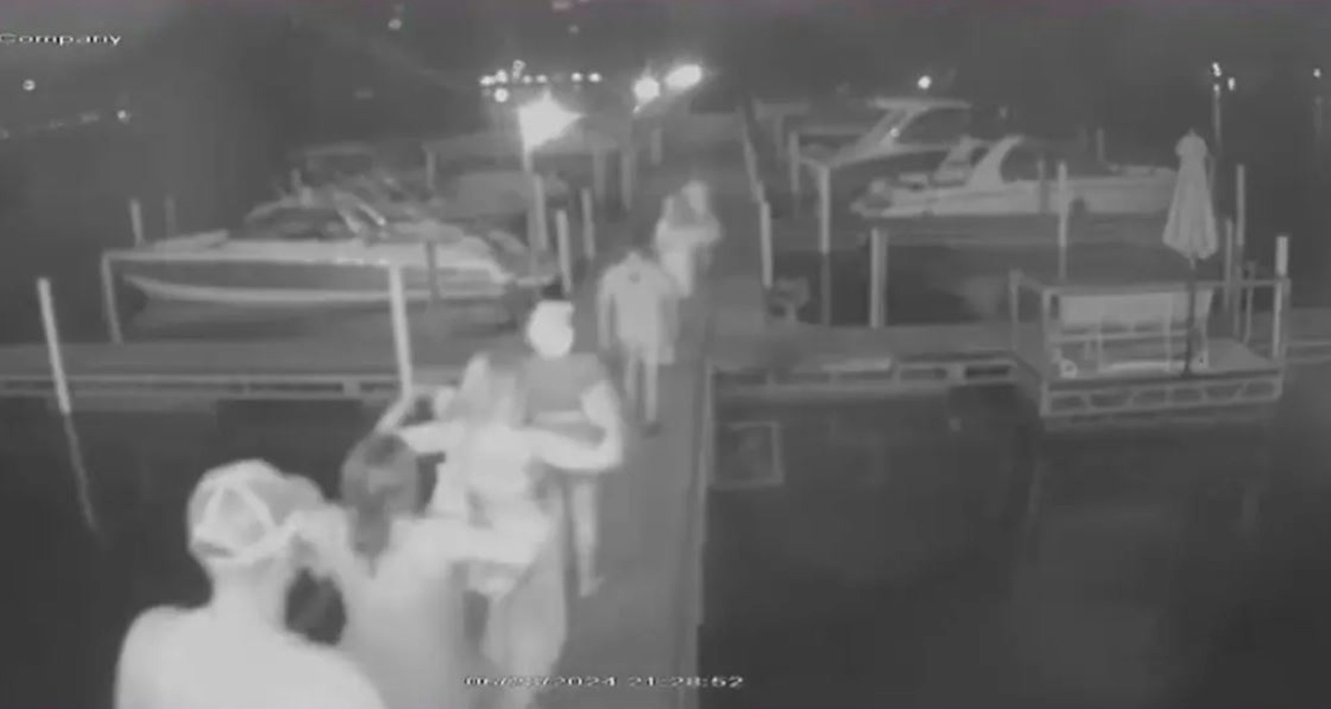 美國密蘇里州1間餐廳,有7名食客未有支付約150美元(約1,200港元)賬單就離開餐廳,女店員追出要求7人付款,詎料卻被襲擊丟進湖中。(CCTV畫面)