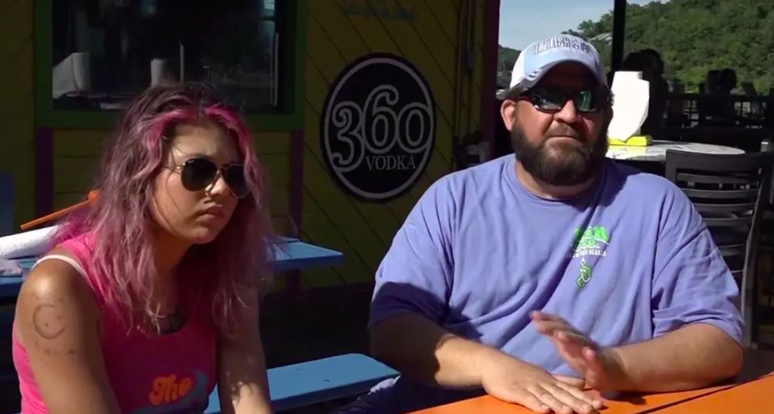 貝特爾斯（左）稱，「當我落入水中時，他們開始大笑和歡呼，這真的很痛苦」。(網上圖片)