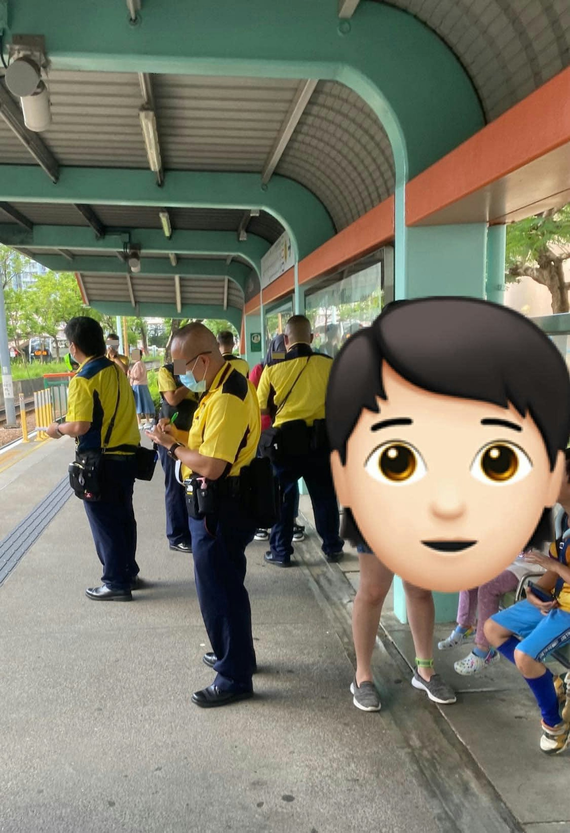 港鐵職員日前在輕鐵天富站月台查票,檢查下車乘客有否事前支付車資,樓主表示見到「好多人無買飛」。(facebook群組「天水圍群組」圖片) 港鐵職員日前在輕鐵天富站月台查票,檢查下車乘客有否事前支付車資,樓主表示見到「好多人無買飛」。(facebook群組「天水圍群組」圖片)