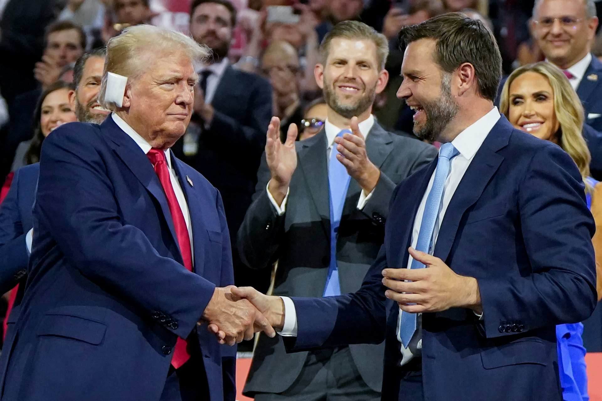 2024年7月15日,美國前總統特朗普(Donald Trump)出席共和黨全國代表大會,右耳因槍擊案受傷仍貼有紗布。旁為剛獲他選為副手搭擋參選的參議員萬斯(J.D. Vance)。(Reuters)