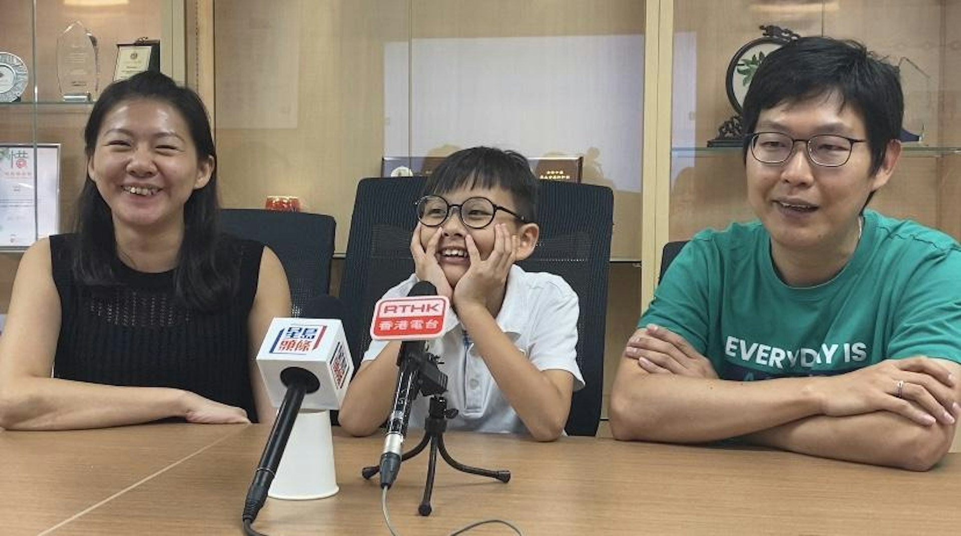香港浸會大學附屬學校王錦輝中小學的小四學生梁智仁(圖中),9歲越級挑戰文憑試數學及延伸數學,成功於延伸數學部份奪5**、數學科則奪5*。智仁在小一、疫情時期看DSE影片,詢問父母(左及右)過後,今年應考DSE。(余月明攝) 香港浸會大學附屬學校王錦輝中小學的小四學生梁智仁(圖中),9歲越級挑戰文憑試數學及延伸數學,成功於延伸數學部份奪5**、數學科則奪5*。智仁在小一、疫情時期看DSE影片,詢問父母(左及右)過後,今年應考DSE。(余月明攝)