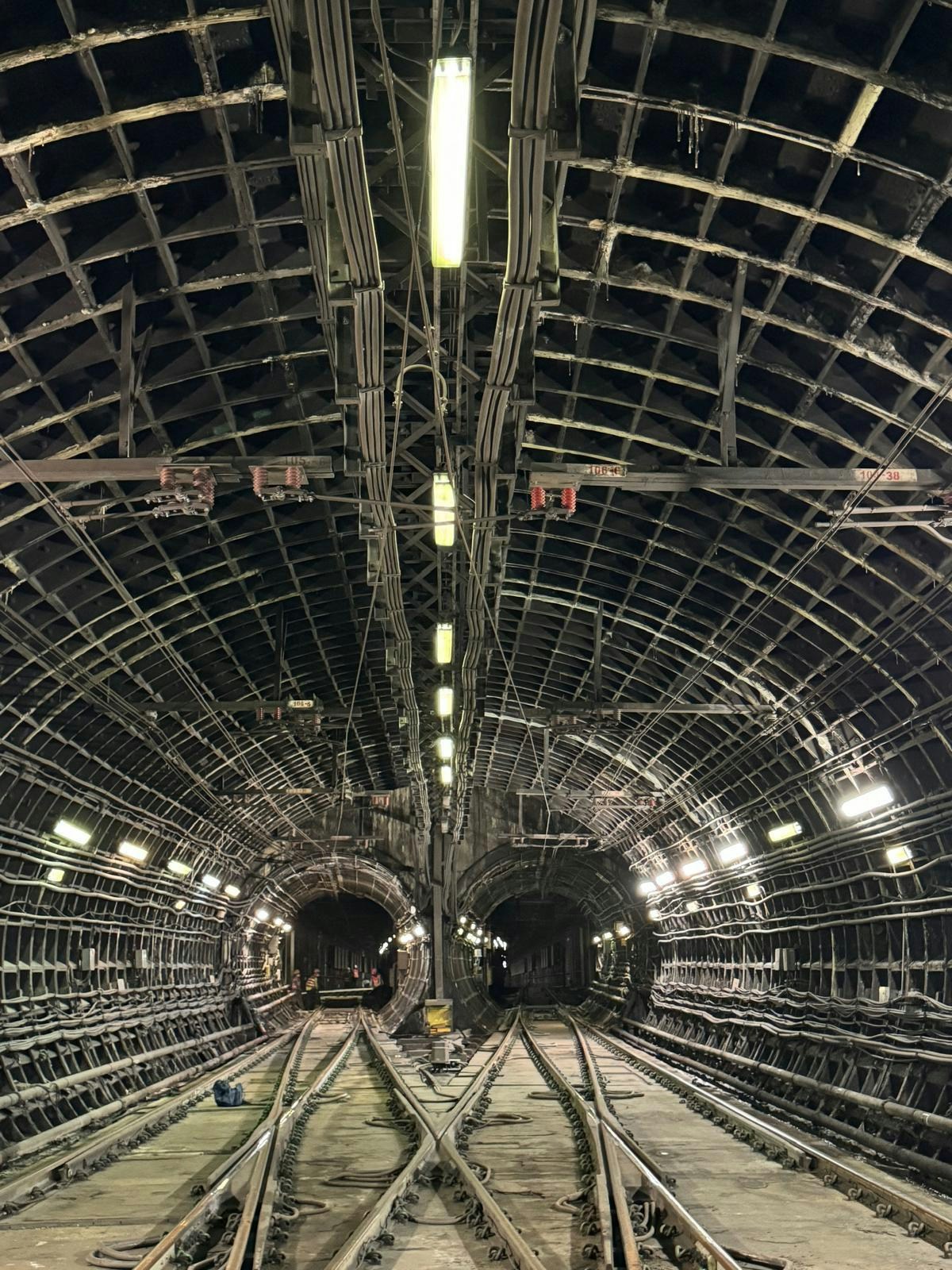 今次隧道大型資產更新工程，主要更換近油麻地站交叉渡綫隧道内超過 50個由通車使用至今、已超過40年的金屬吊架。