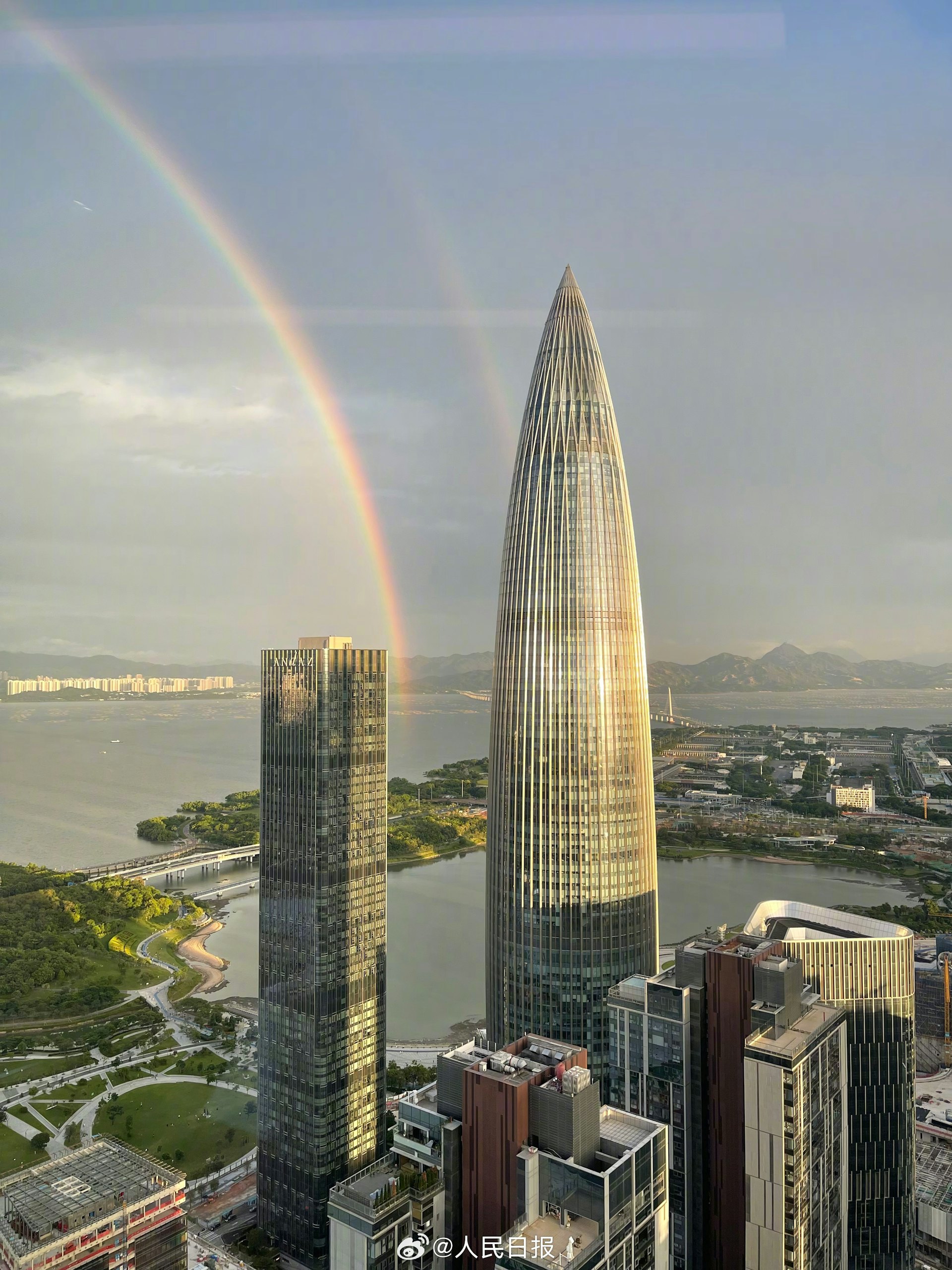 深圳上空出現雙彩虹。(微博) 深圳上空出現雙彩虹。(微博)