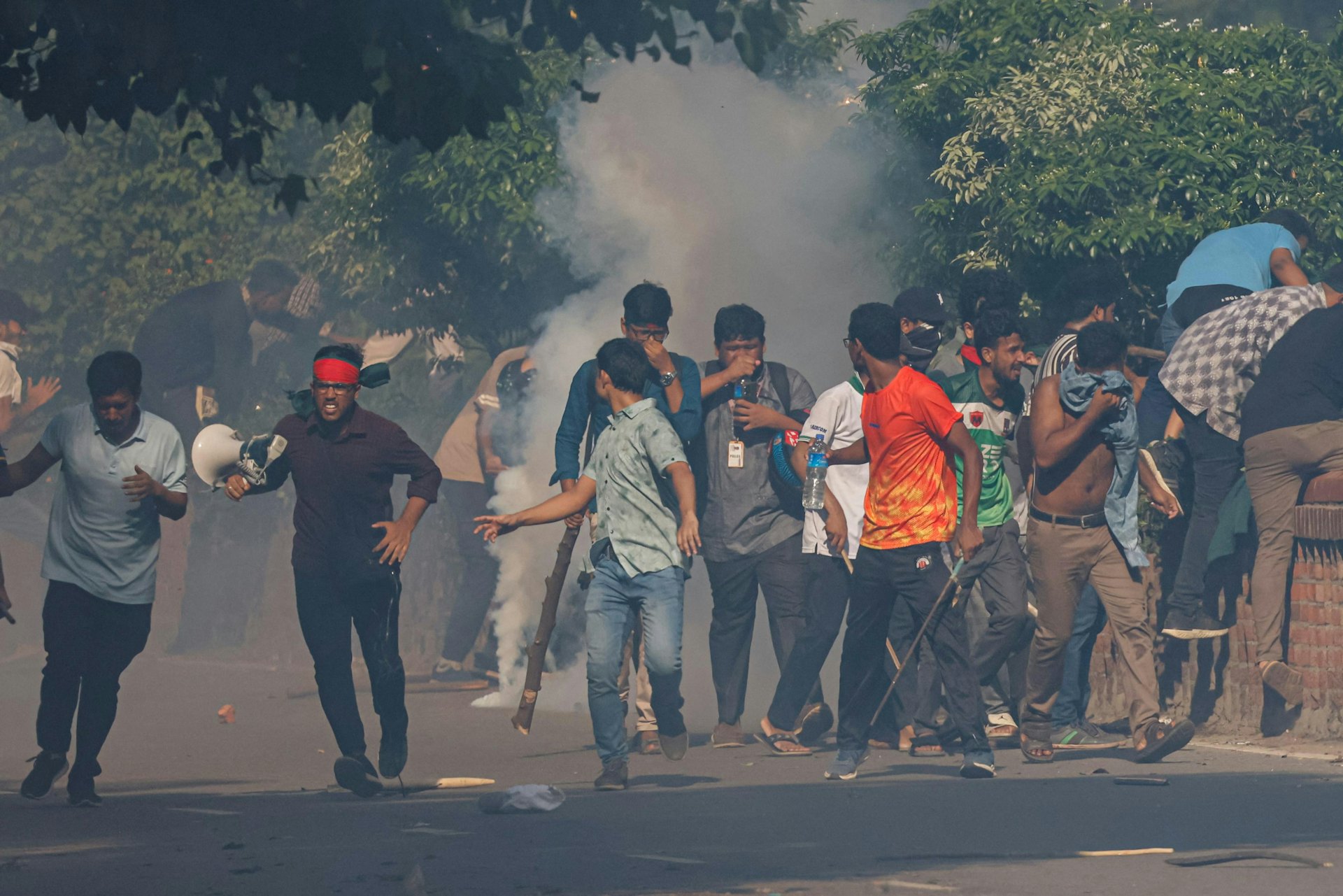 2024年7月17日,孟加拉達卡大學(University of Dhaka)再有民眾抗議,警方向群眾發射催淚彈。(Reuters) 2024年7月17日,孟加拉達卡大學(University of Dhaka)再有民眾抗議,警方向群眾發射催淚彈。(Reuters)