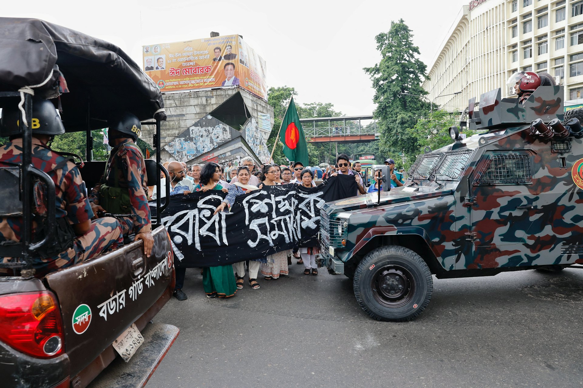 2024年7月17日,孟加拉達卡大學(University of Dhaka)教師遊行,要求警方釋放被捕學生。(Reuters) 2024年7月17日,孟加拉達卡大學(University of Dhaka)教師遊行,要求警方釋放被捕學生。(Reuters)