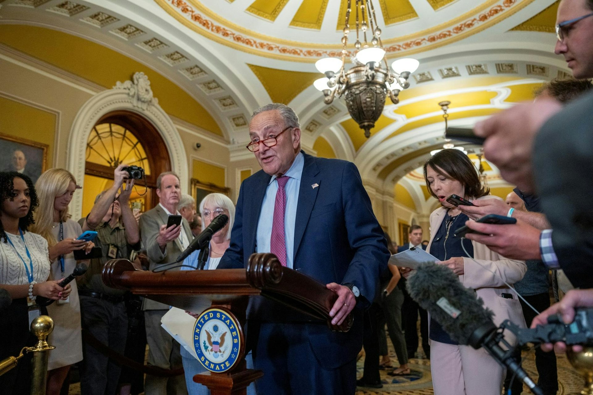 美國參議院多數黨領袖舒默(Chuck Schumer)2024年7月9日在國會山莊舉行每週參議院核心小組午餐會後舉行的新聞發布會,並回答記者提問。(Reuters) 美國參議院多數黨領袖舒默(Chuck Schumer)2024年7月9日在國會山莊舉行每週參議院核心小組午餐會後舉行的新聞發布會,並回答記者提問。(Reuters)