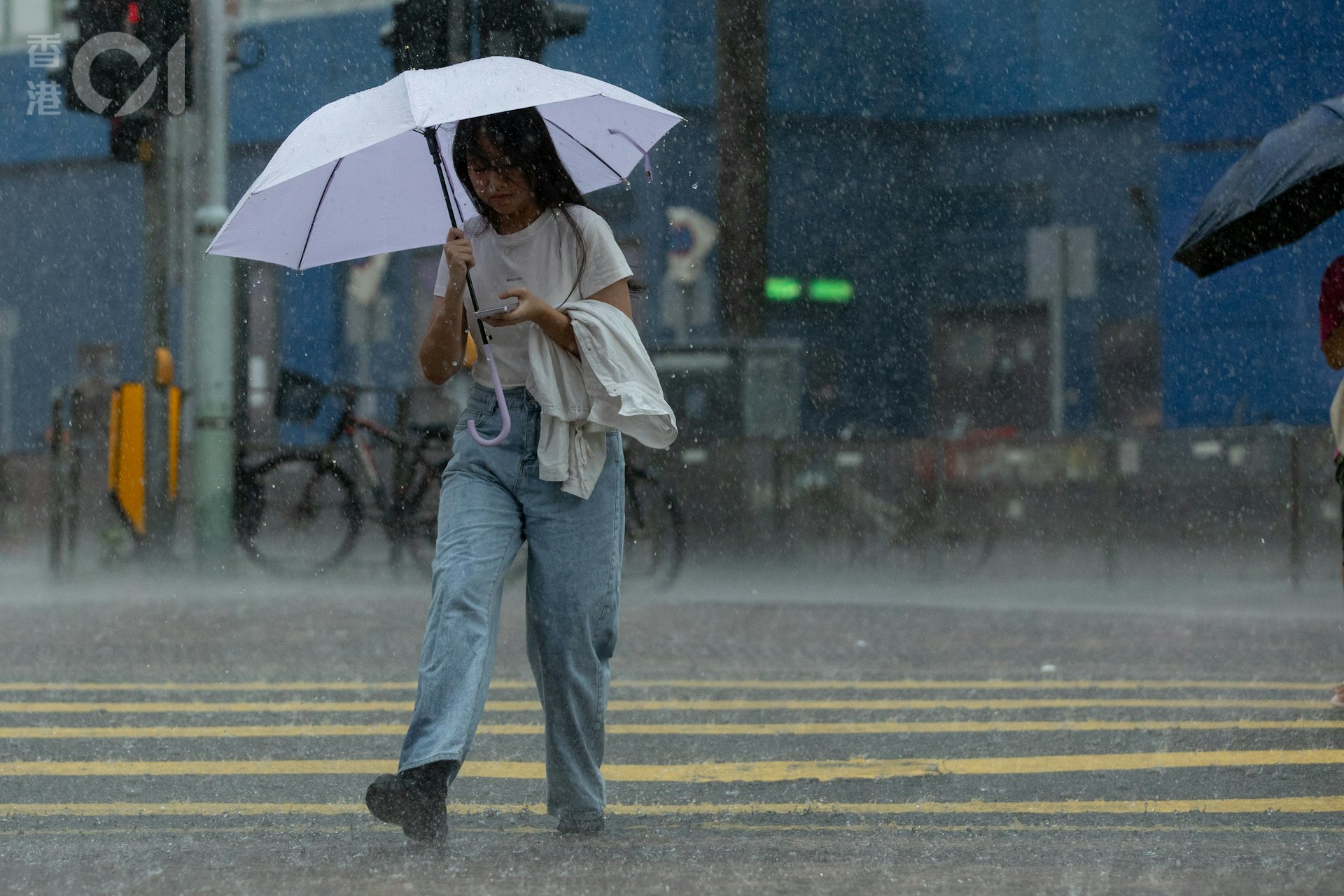 天文台今日(18日)在下午1時45分發出黃雨警告。(夏家朗攝) 天文台今日(18日)在下午1時45分發出黃雨警告。(夏家朗攝)