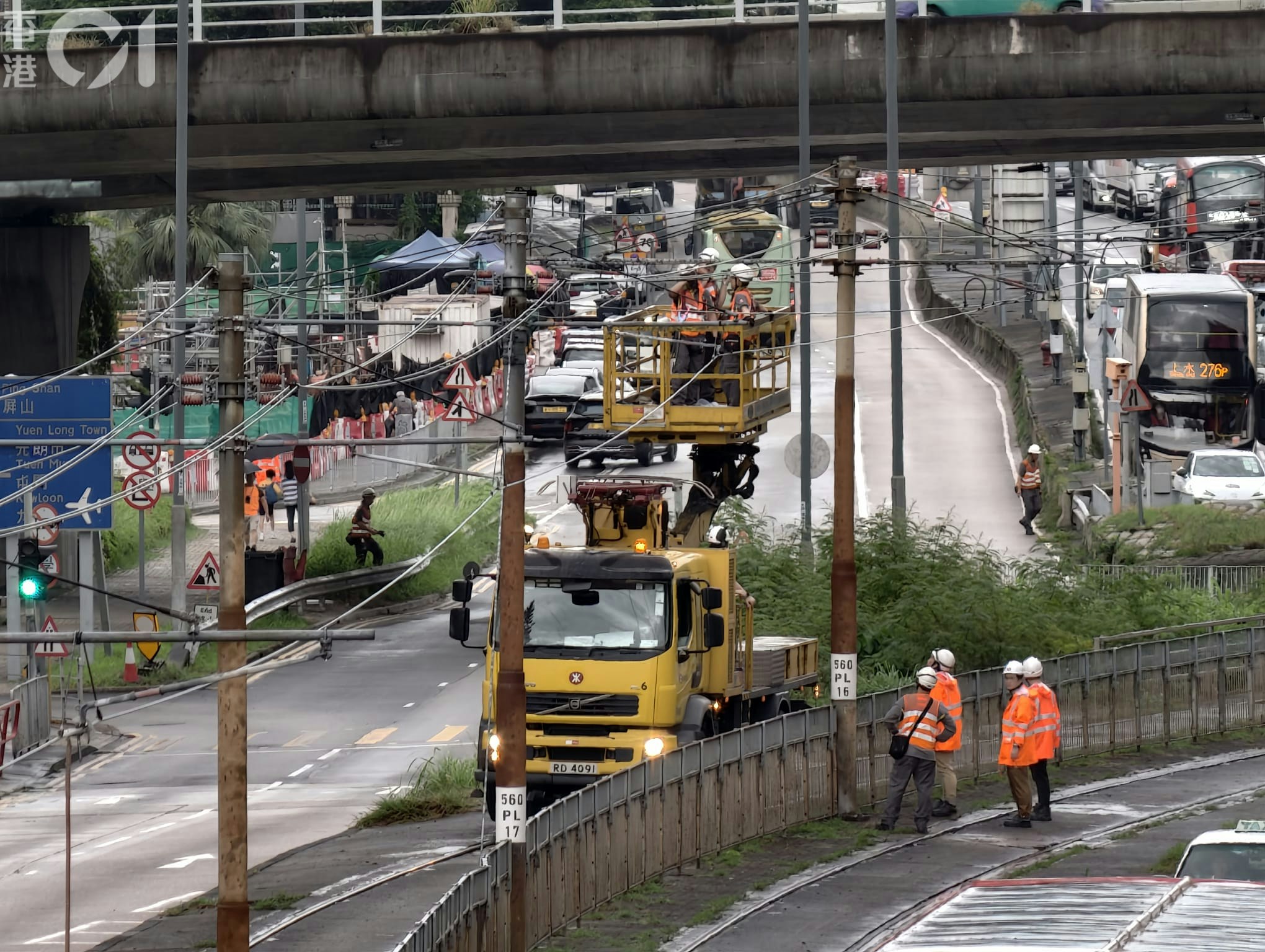 元朗吊臂車撞輕鐵電纜｜47歲男司機涉危駕被捕吊臂車被拖走調查