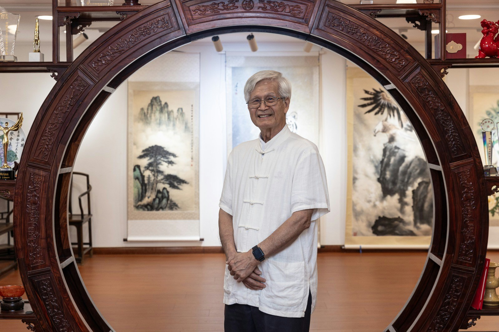 盧清遠，嶺南畫派第三代代表人物，現任雲山畫院院長、南天畫會會長、香港紫荊藝術研究院副院長及多個美術團體顧問。（蘇煒然攝）