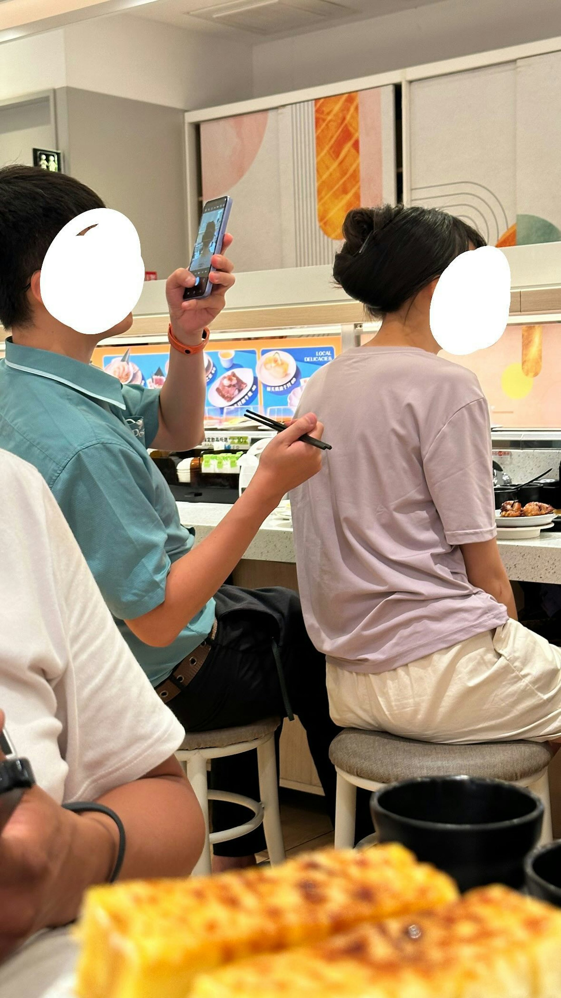 台灣連鎖壽司店爭鮮某門店中,1名女食客用餐廳筷子當髮簪插在頭上,事件在網上引起爭議。(「yishiuan_17」Threads圖片) 台灣連鎖壽司店爭鮮某門店中,1名女食客用餐廳筷子當髮簪插在頭上,事件在網上引起爭議。(「yishiuan_17」Threads圖片)