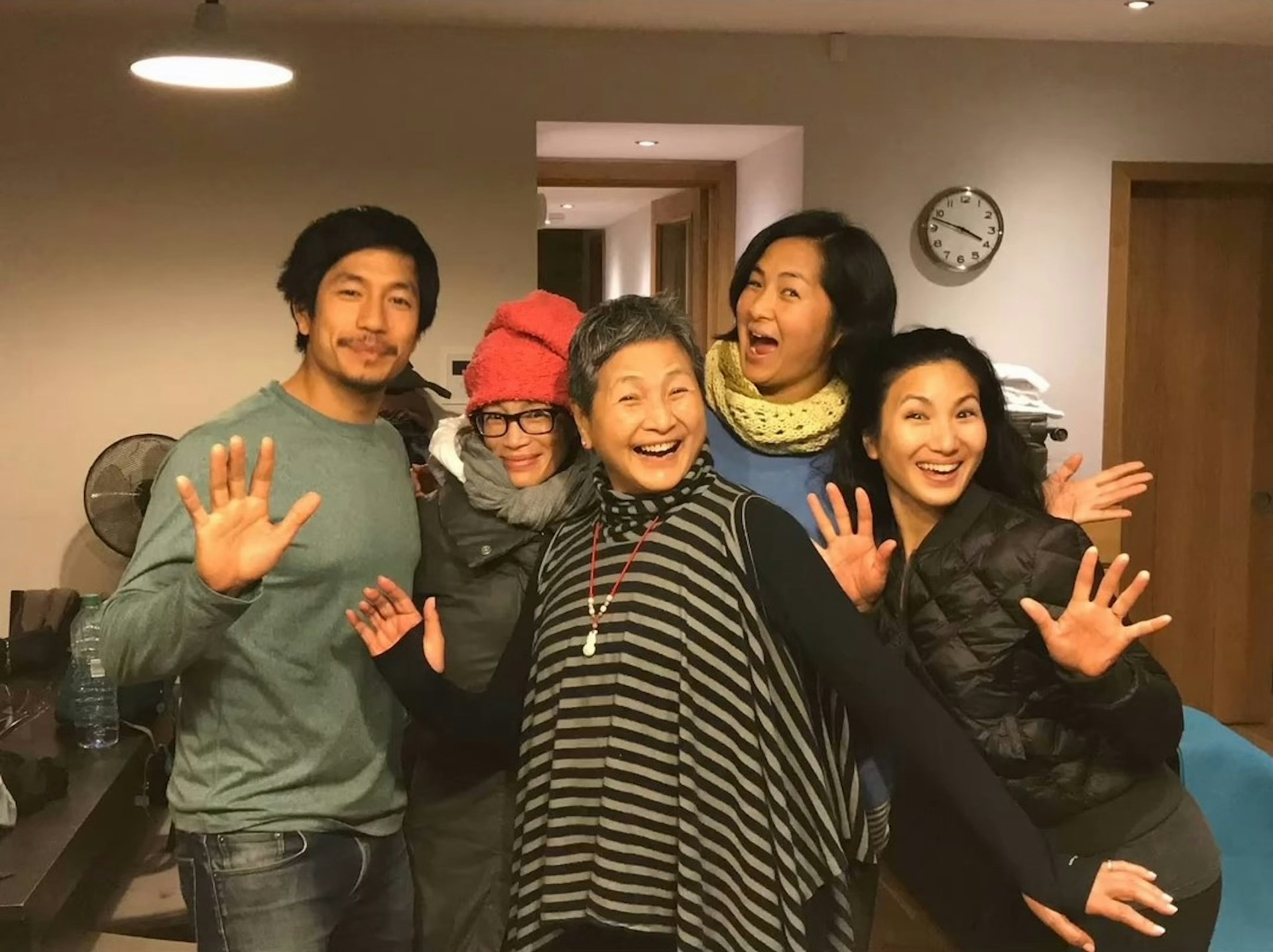 關係親密。(影片截圖)