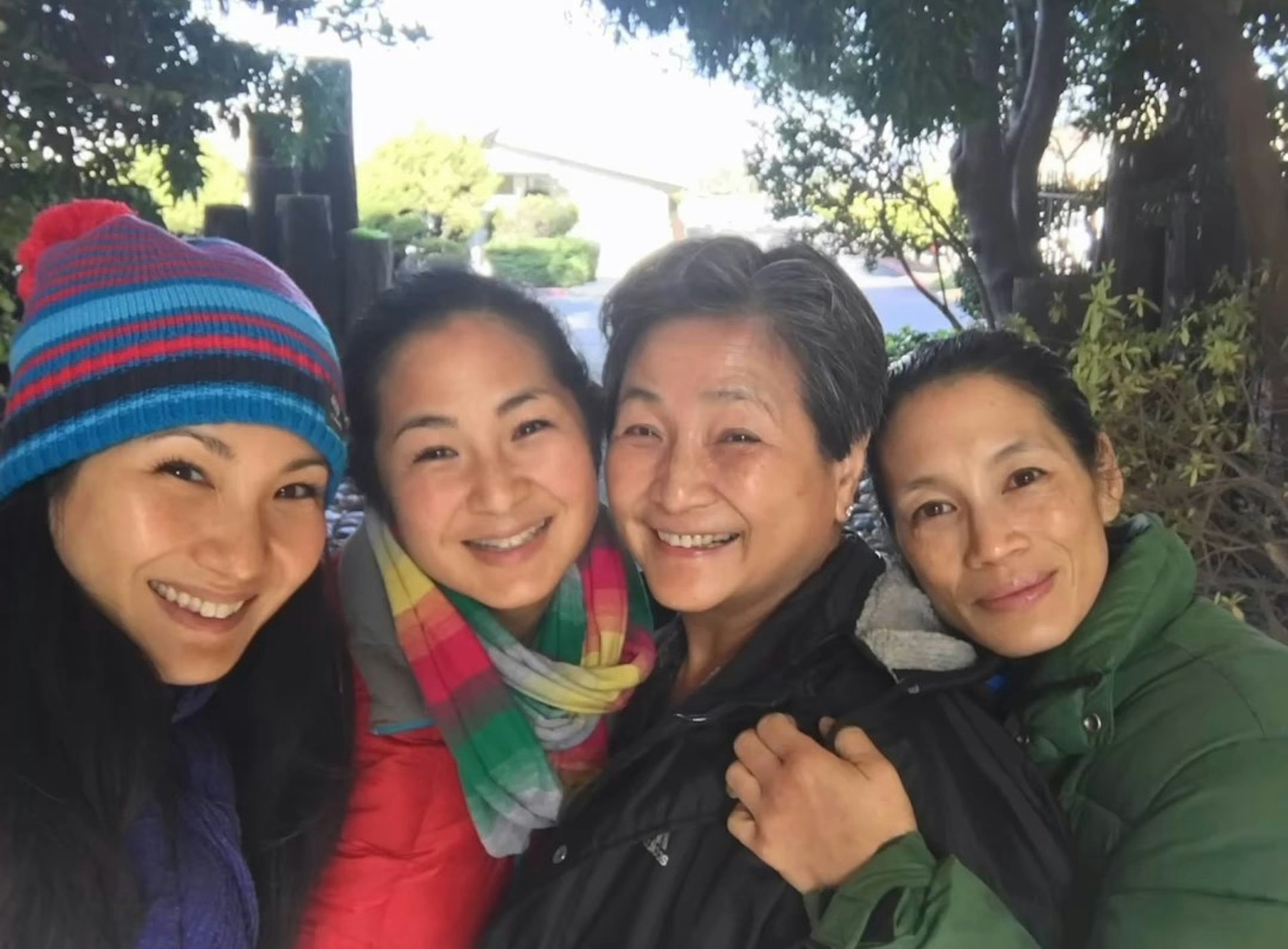 一家人感情好好。(影片截圖)