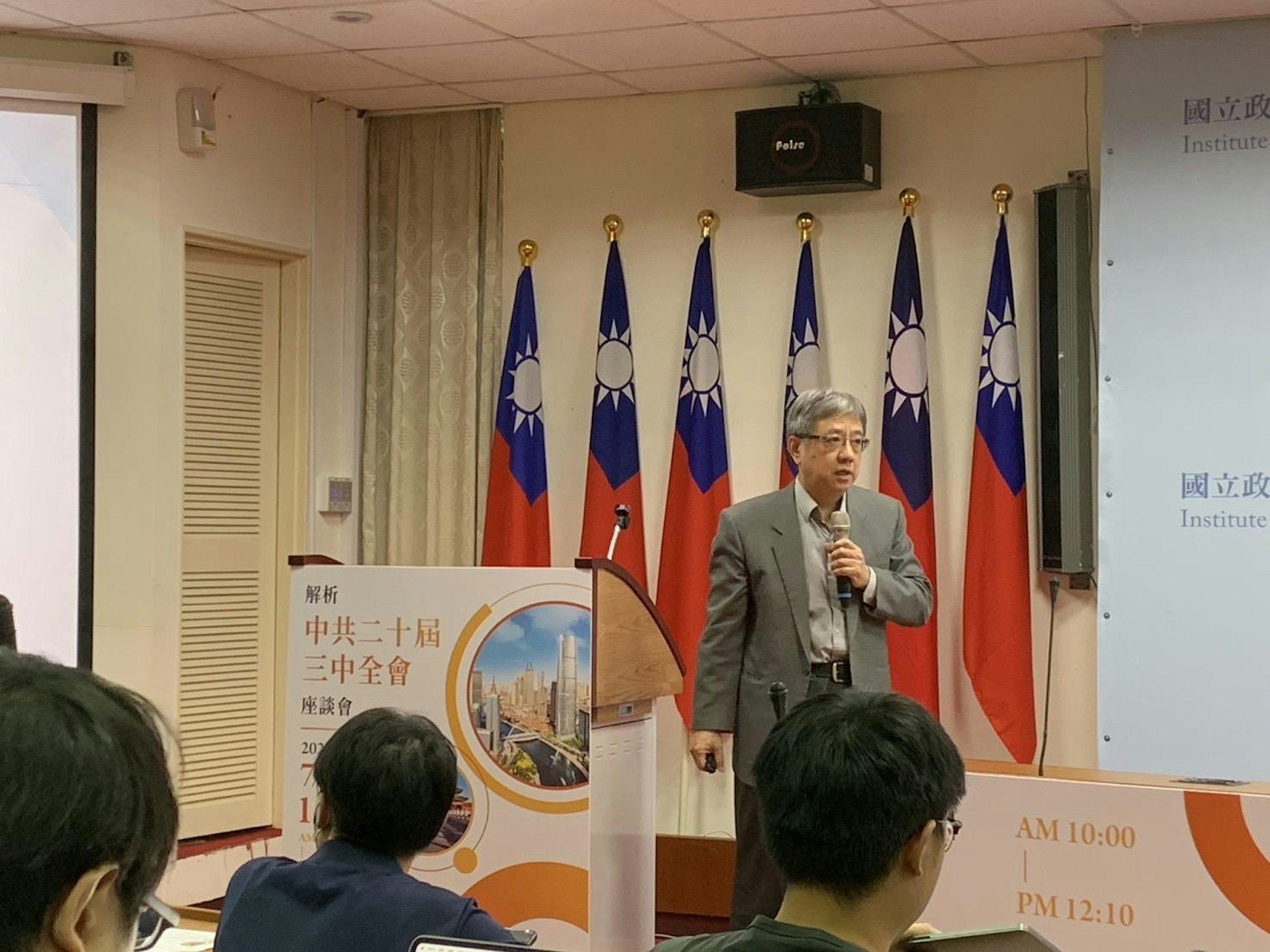 劉孟俊研判,在今屆三中配置高科技發展模式下,官方將不會大規模刺激內需消費,主要將透過溫和刺激,提倡社會保障體系,提高老百姓收入,優化消費環境。(陳鄭為/攝)