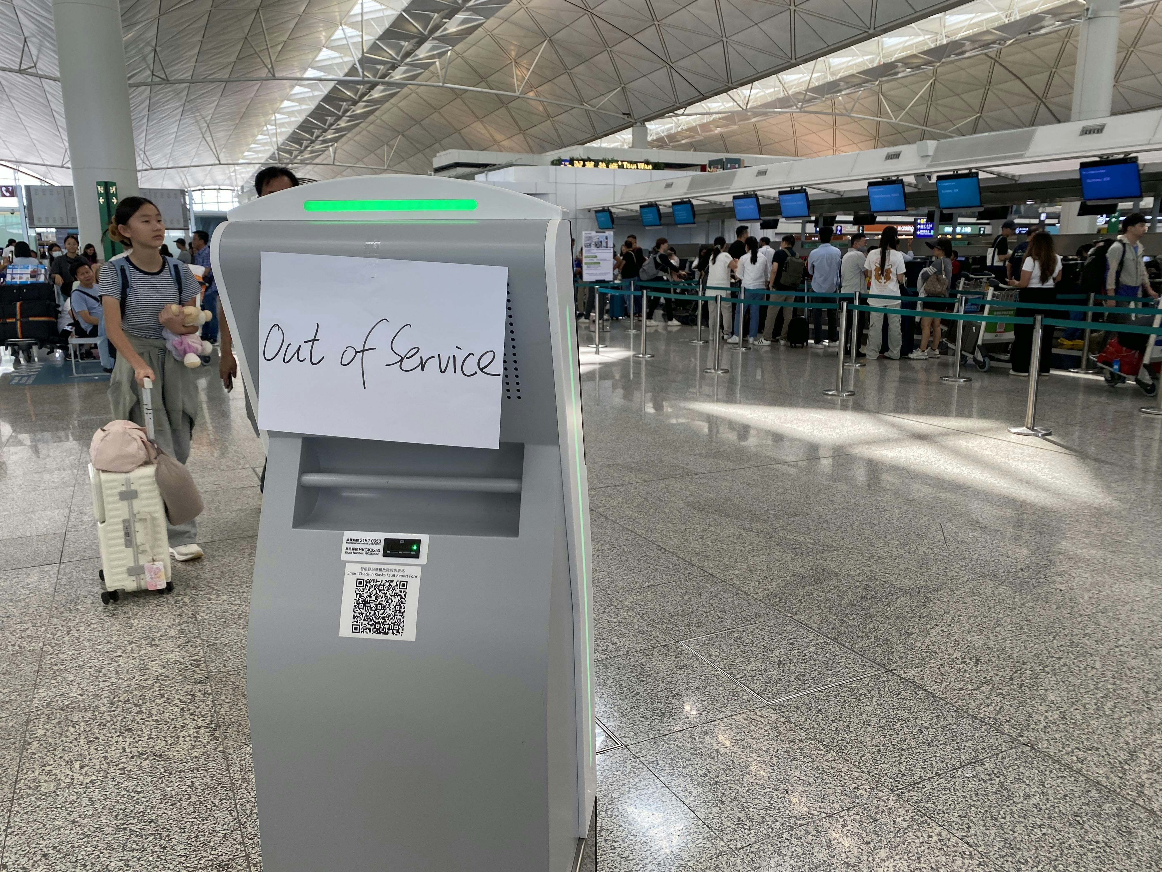 部分自助辦理登機手續設施貼有「Out of Service（暫停使用）」的字句。（羅日昇攝）