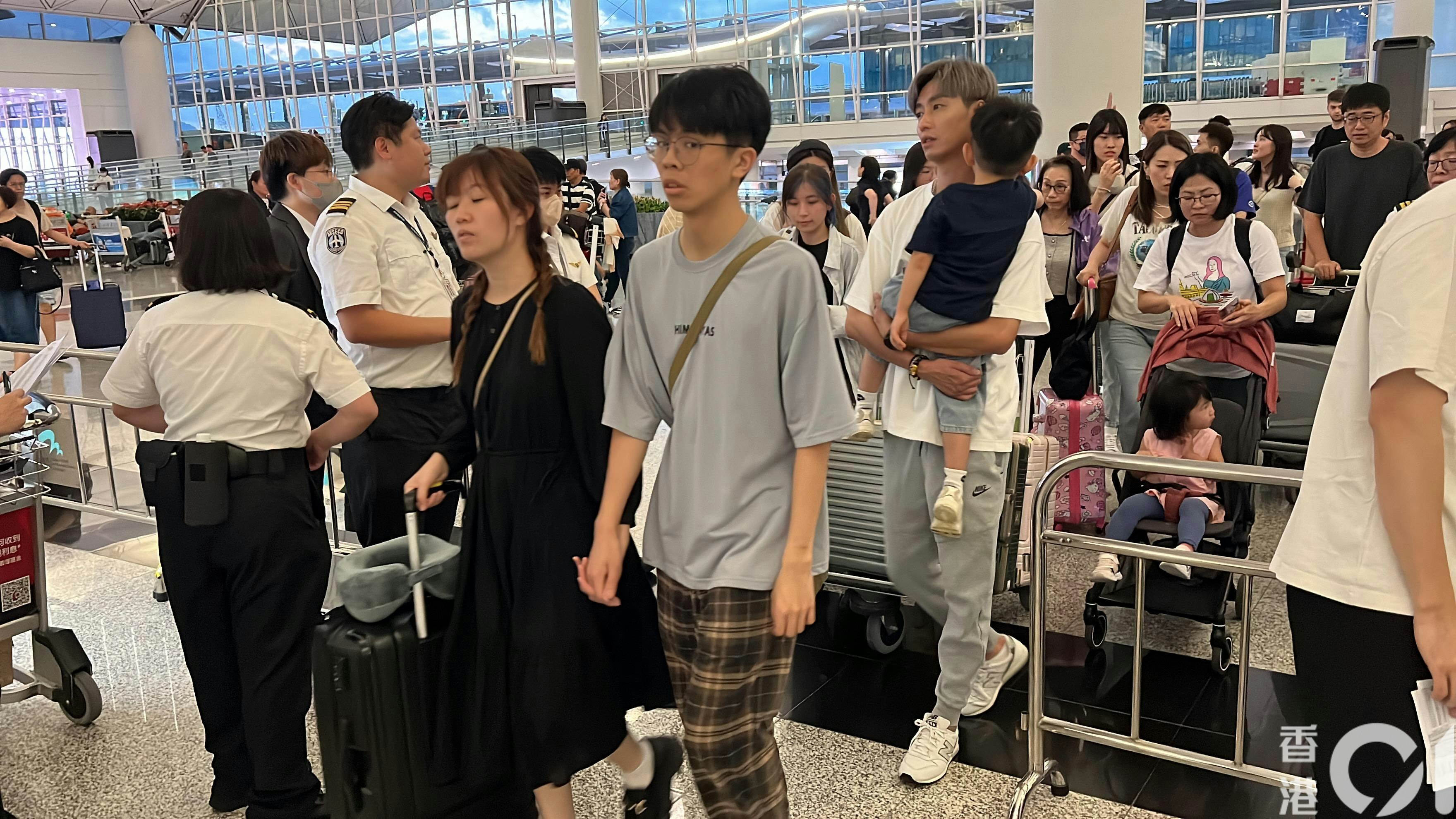 職員在香港快運櫃位對開設置鐵欄，確認乘客身份和乘搭航班資料後才會放行。（李家傑攝）