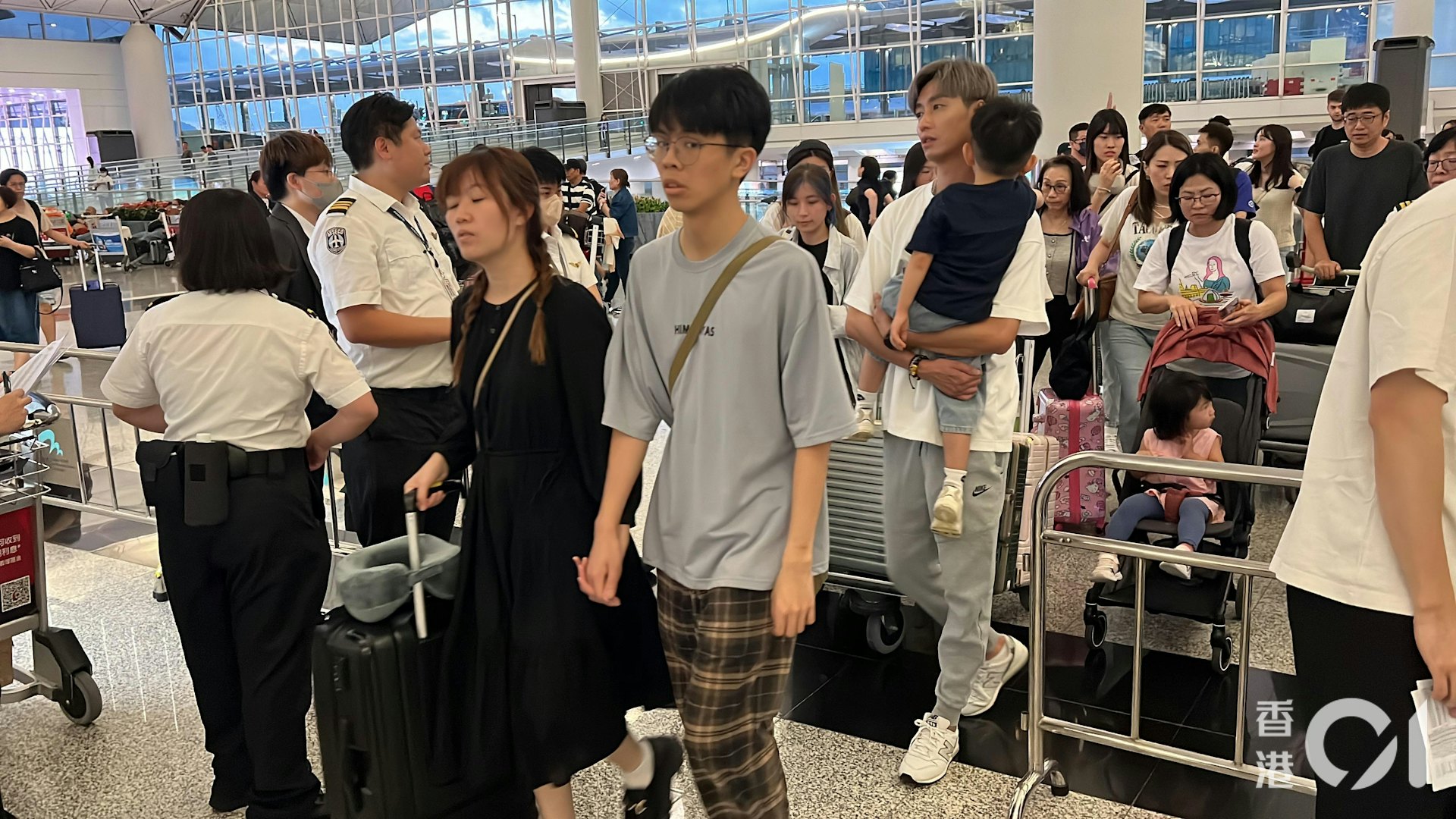 職員在香港快運櫃位對開設置鐵欄,確認乘客身份和乘搭航班資料後才會放行。(李家傑攝)