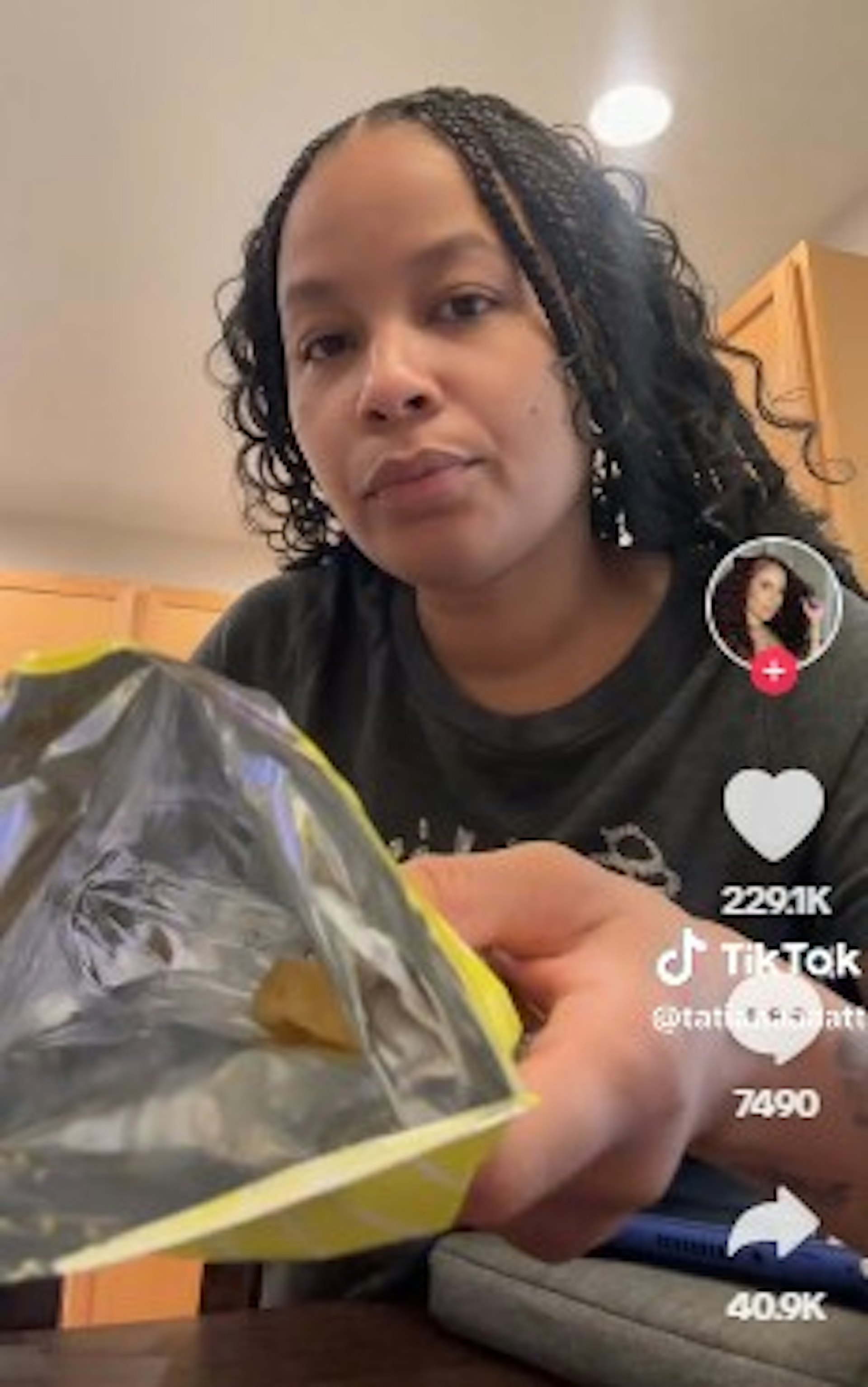美國有女子購買薯片,撕開包裝卻只得1片。(「TikTok@tatianaaaatt」影片截圖) 美國有女子購買薯片,撕開包裝卻只得1片。(「TikTok@tatianaaaatt」影片截圖)