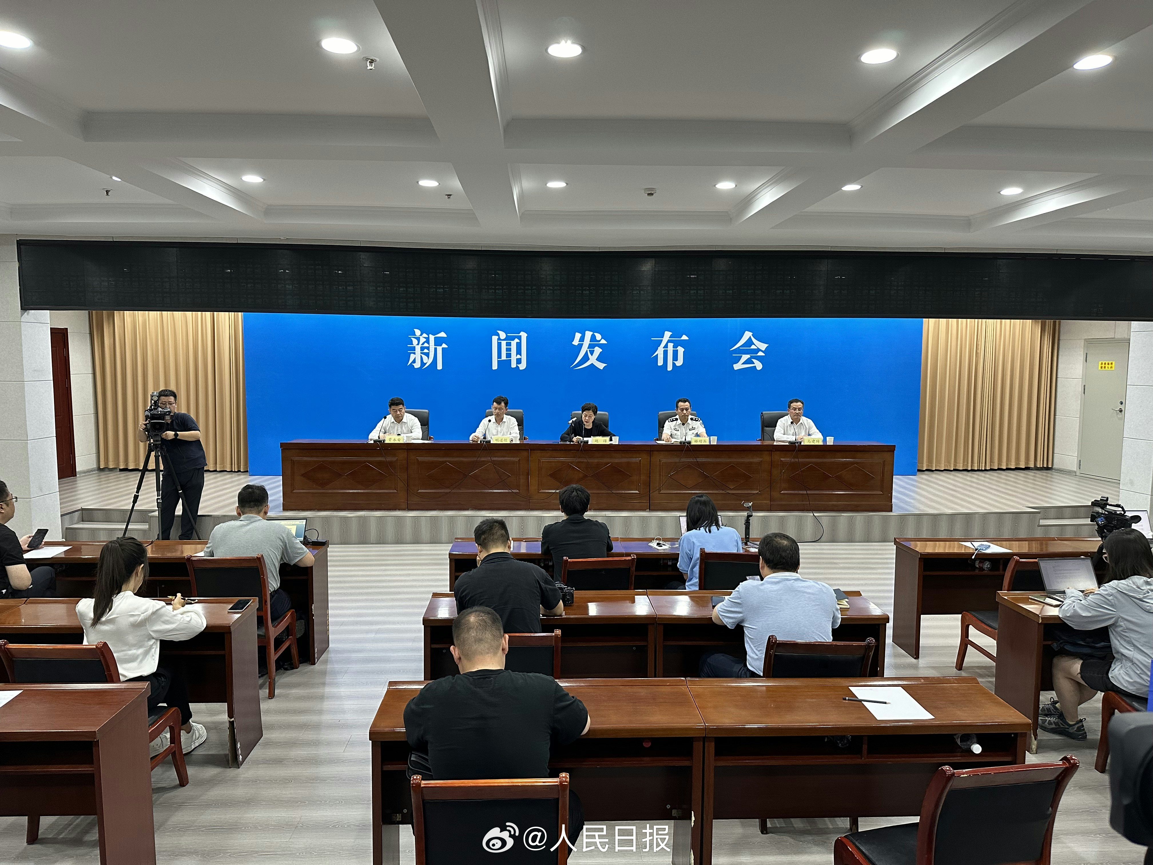 截至20日12時，已搜救發現墜河車輛7輛、遇難者12人，1人獲救。（人民日報）