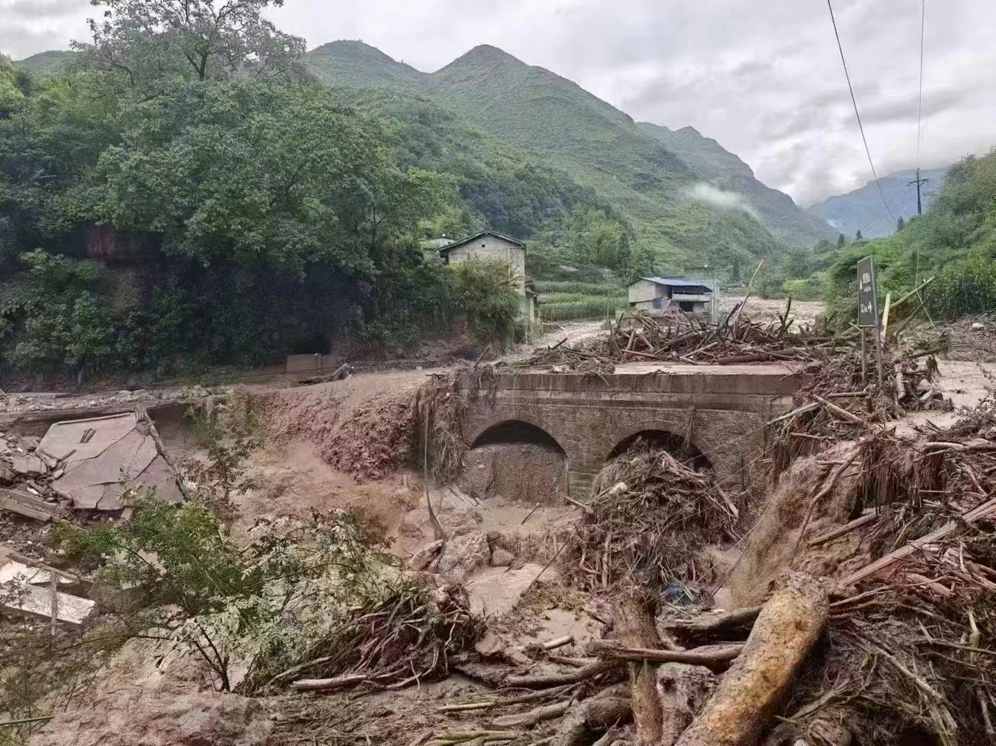 四川雅安暴雨山洪酿14死15伤 仍有25人失联