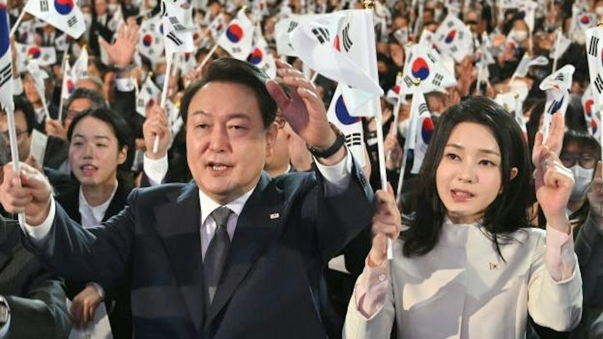 图为2023年3月1日,韩国总统尹锡悦与夫人金建希一同在首尔出席「三一运动」(日本殖民统治时期朝鲜半岛爆发的一次大规模民族解放运动)104周年纪念活动,举起国旗欢呼。(Photo by Jung Yeon-Je - Pool/Getty Images) alauae__013.jpg