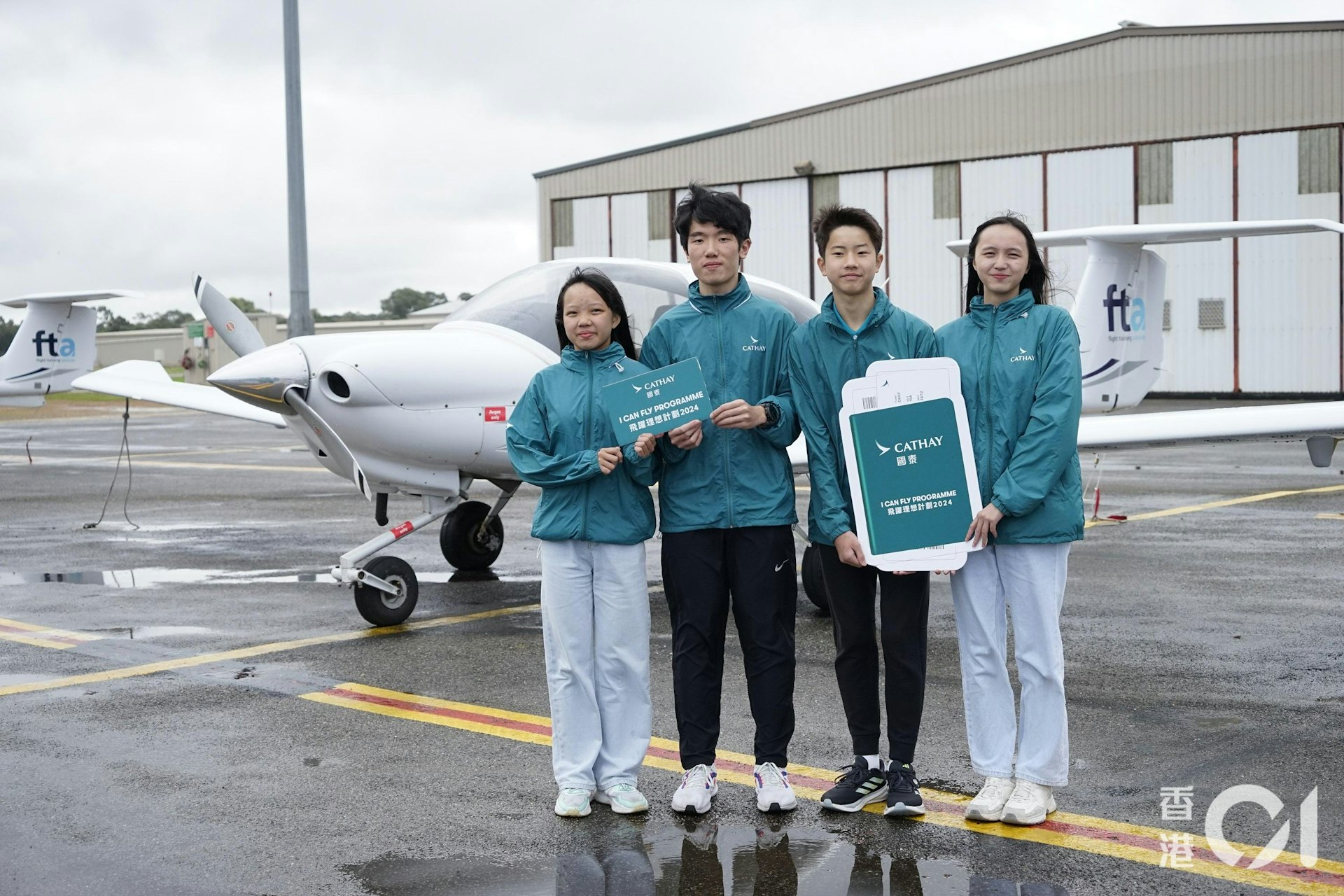 林靜詩(Betsy,右一)是國泰航空飛躍理想計劃(I can Fly Program)的學員之一。她自小對航空有濃厚興趣,參加計劃後更了解成為機師的所需特質,有助自己規劃未來。圖左起為另外3位參加計劃的學員,包括鄺紀僮(Karine)、文楚峯(Eddie)及區建韜(Conrad)。(盧勁揚攝) 林靜詩(Betsy,右一)是國泰航空飛躍理想計劃(I can Fly Program)的學員之一。她自小對航空有濃厚興趣,參加計劃後更了解成為機師的所需特質,有助自己規劃未來。圖左起為另外3位參加計劃的學員,包括鄺紀僮(Karine)、文楚峯(Eddie)及區建韜(Conrad)。(盧勁揚攝)