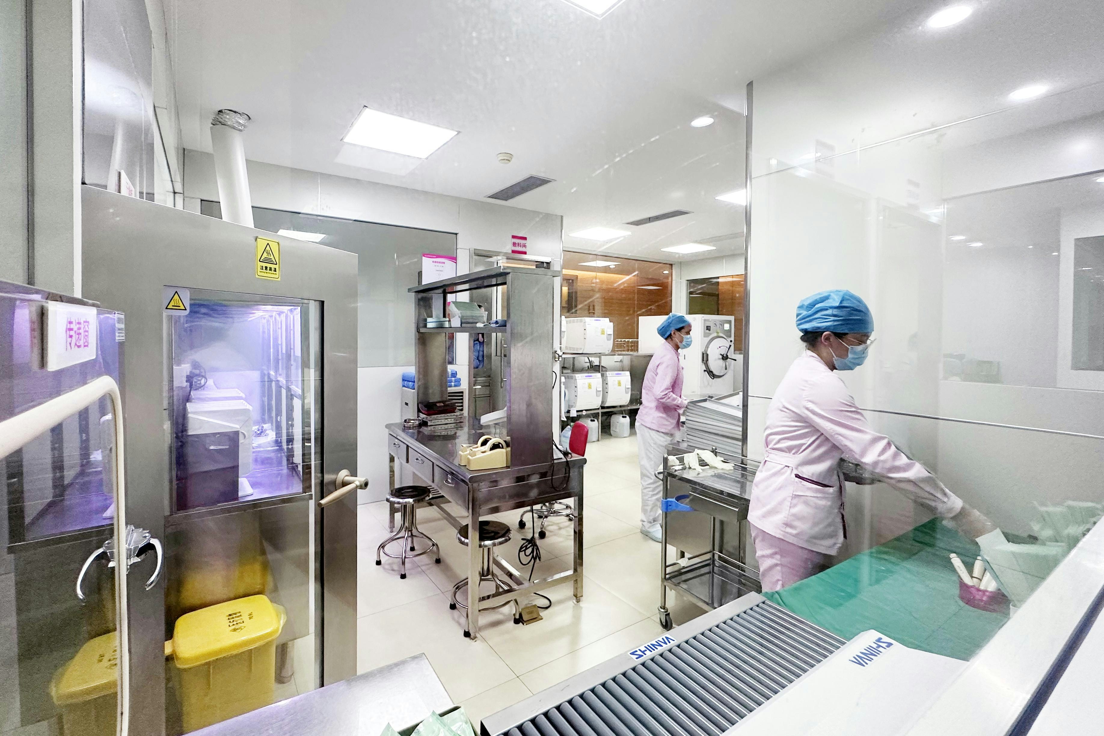 口腔醫院級的設備消毒間，必須由專業技術職位護理師操作。