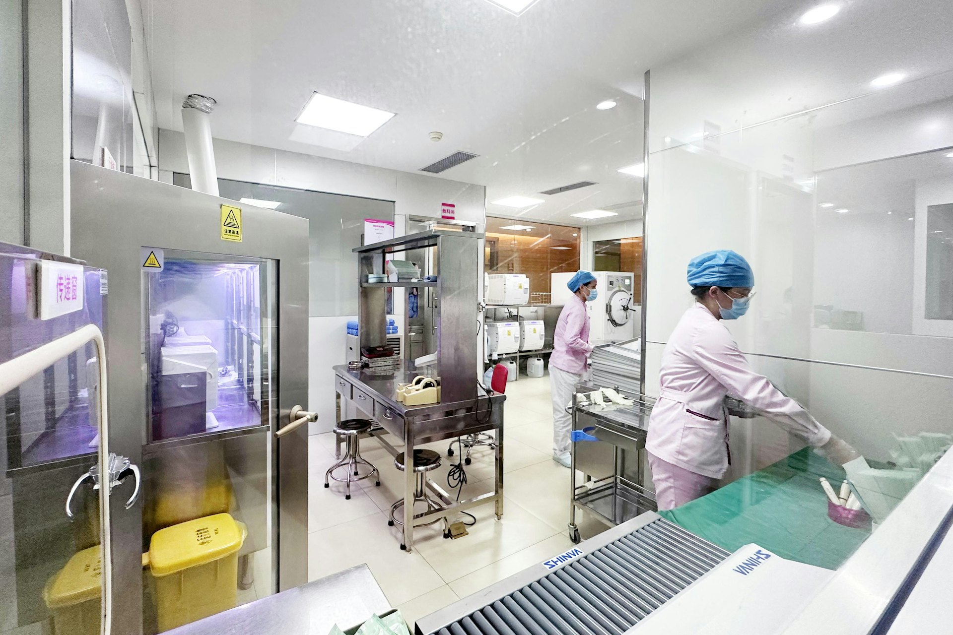 口腔醫院級的設備消毒間,必須由專業技術職位護理師操作。