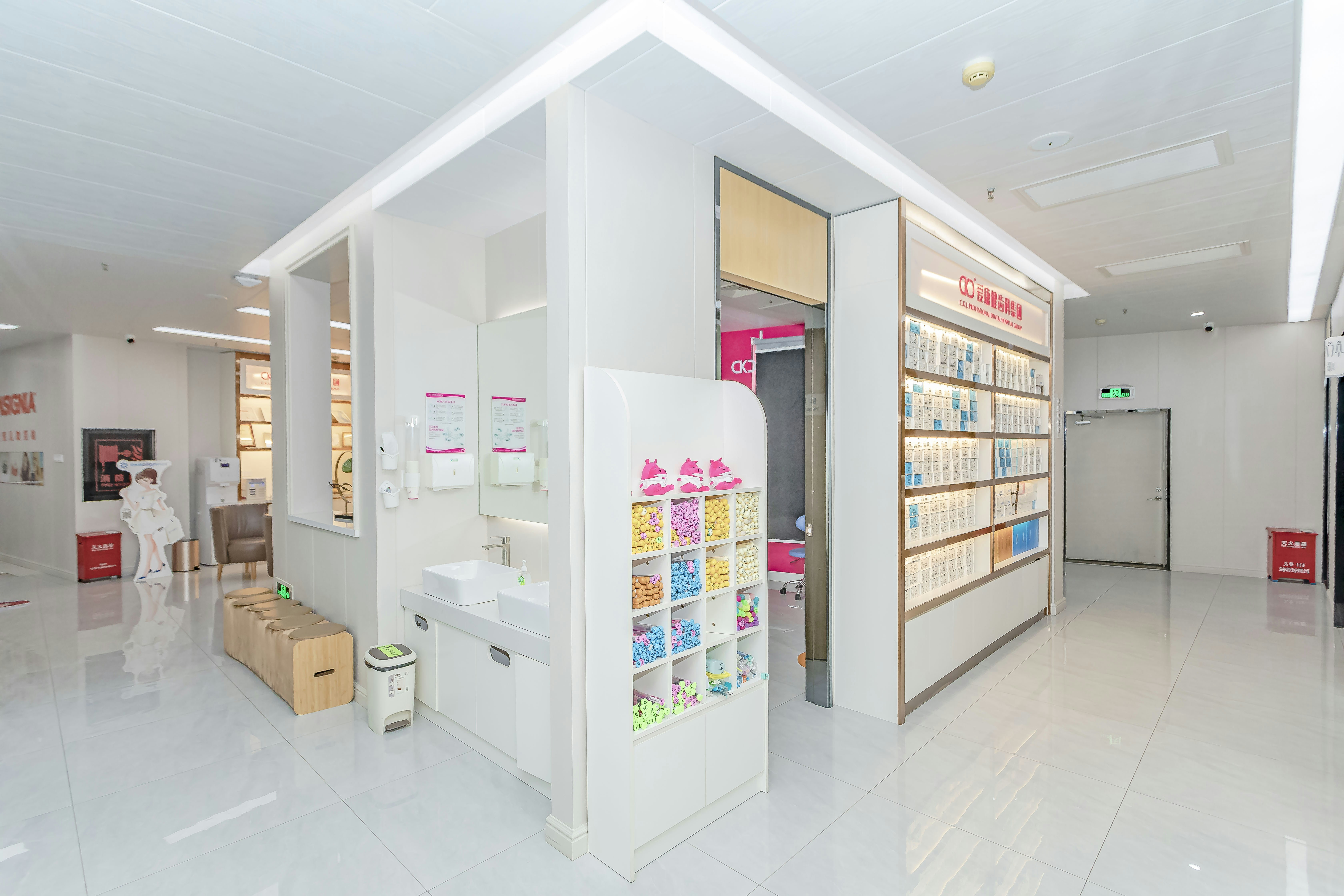 口腔門診部級別一般會實行系統化醫療管理，如上圖為矯齒中心，專門治療箍牙的客人。