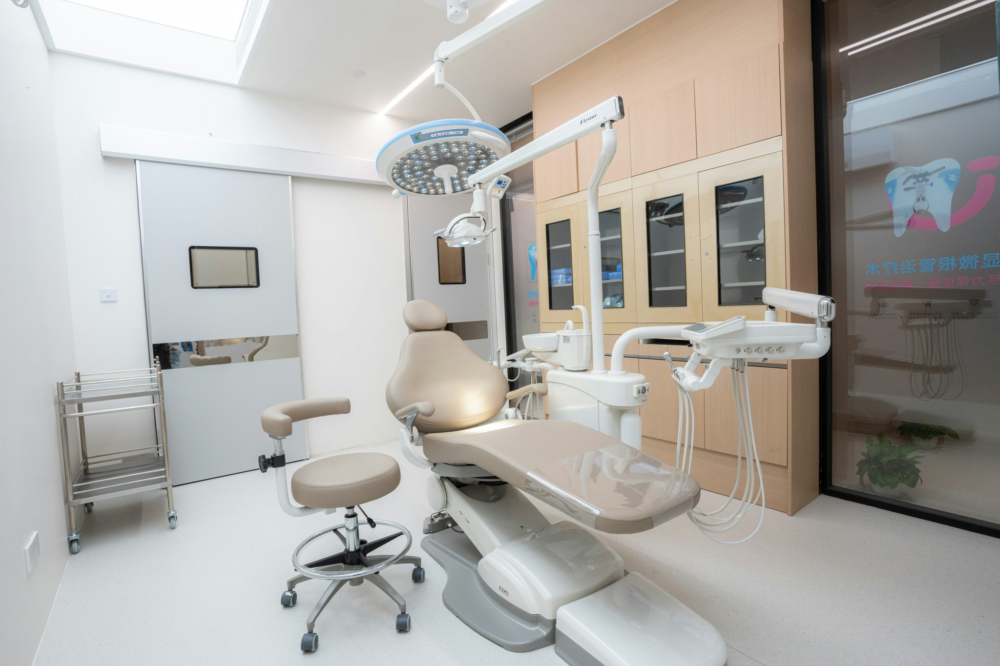 愛康健診症室比美中環牙科診所，設備及醫術受兩地政府監管，與香港醫療水平相約。