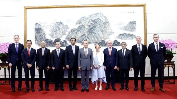 王毅及何立峰分晤美中貿委會代表團 談及三中全會推動深化改革 王毅及何立峰分晤美中貿委會代表團 談及三中全會推動深化改革