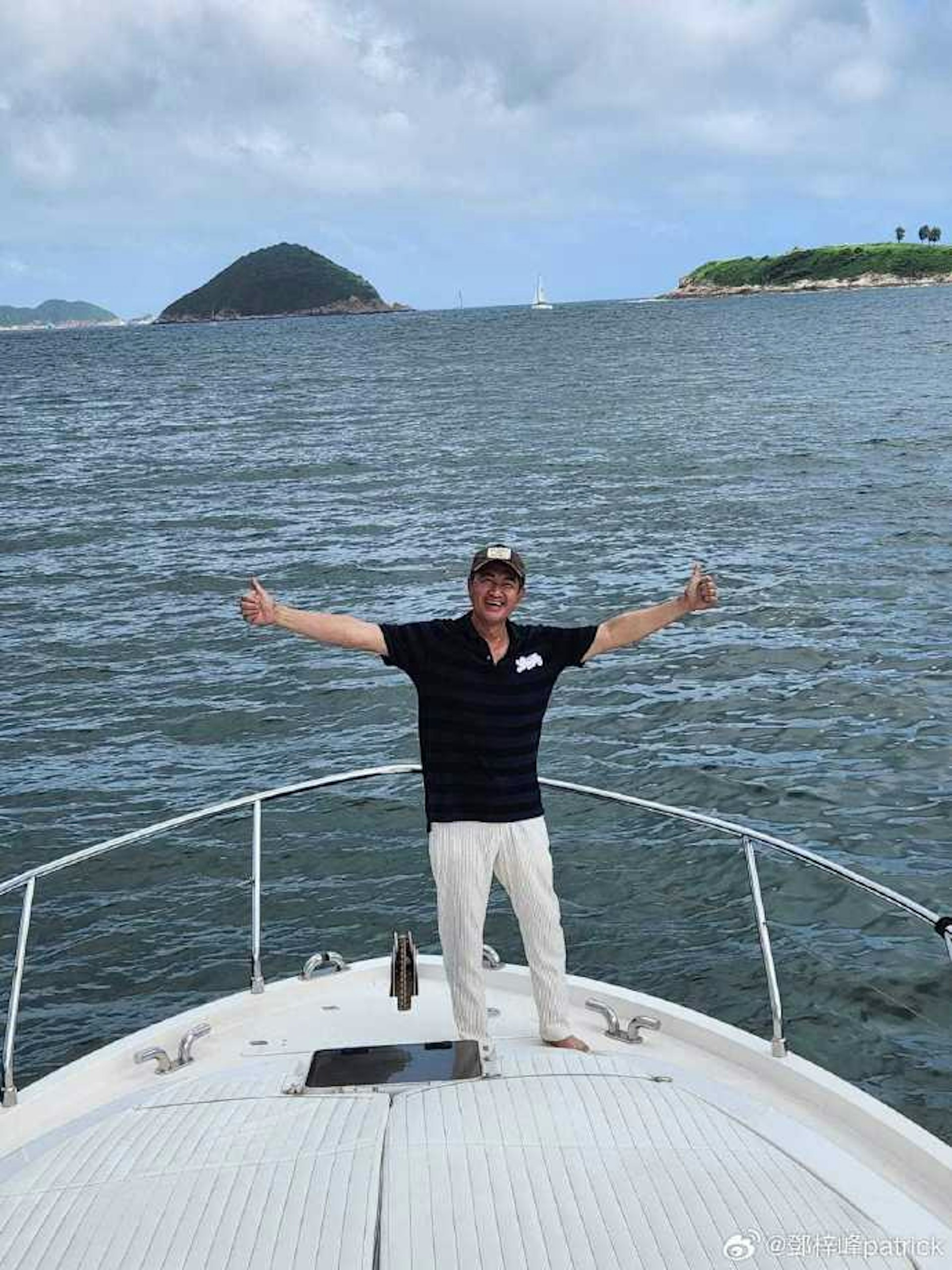 邓梓峰精通中、英、法及德文。(微博照片)