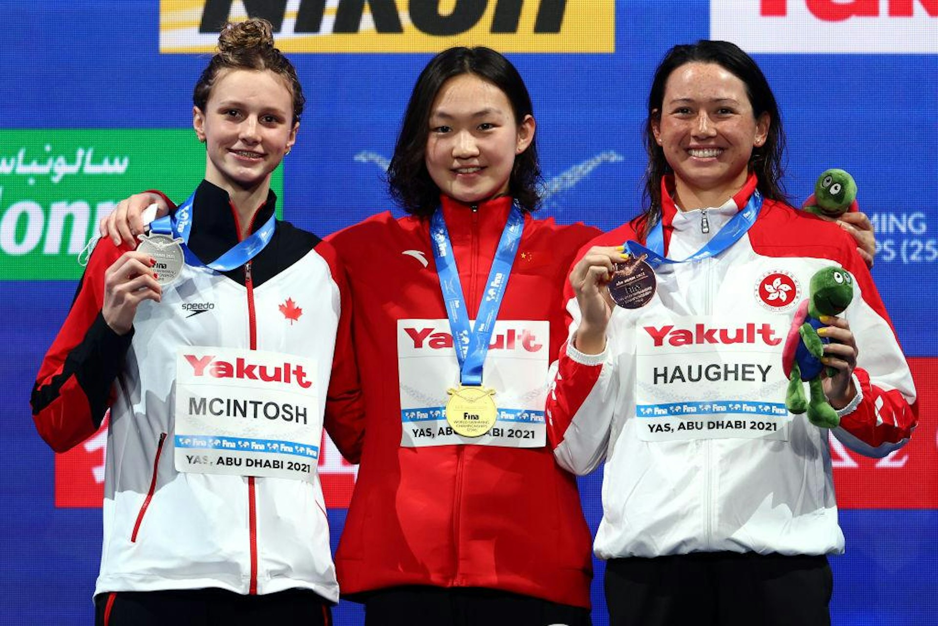 加拿大天才泳手麥堅杜殊(左)曾在不少賽事跟何詩蓓交鋒。(Getty Images) 加拿大天才泳手麥堅杜殊(左)曾在不少賽事跟何詩蓓交鋒。(Getty Images)
