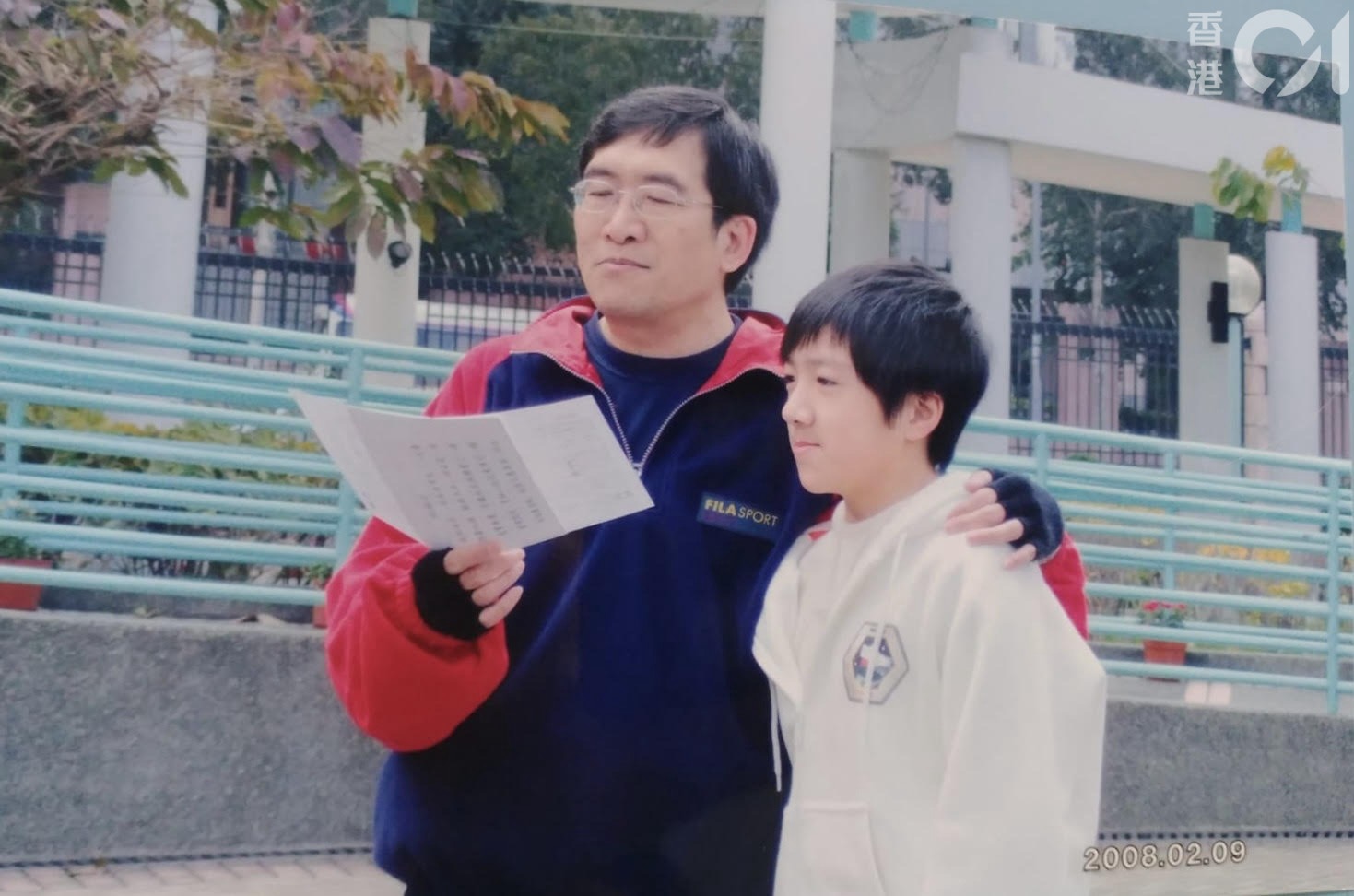 少年時的阿Mo與父親合照。（Mo父提供相片）