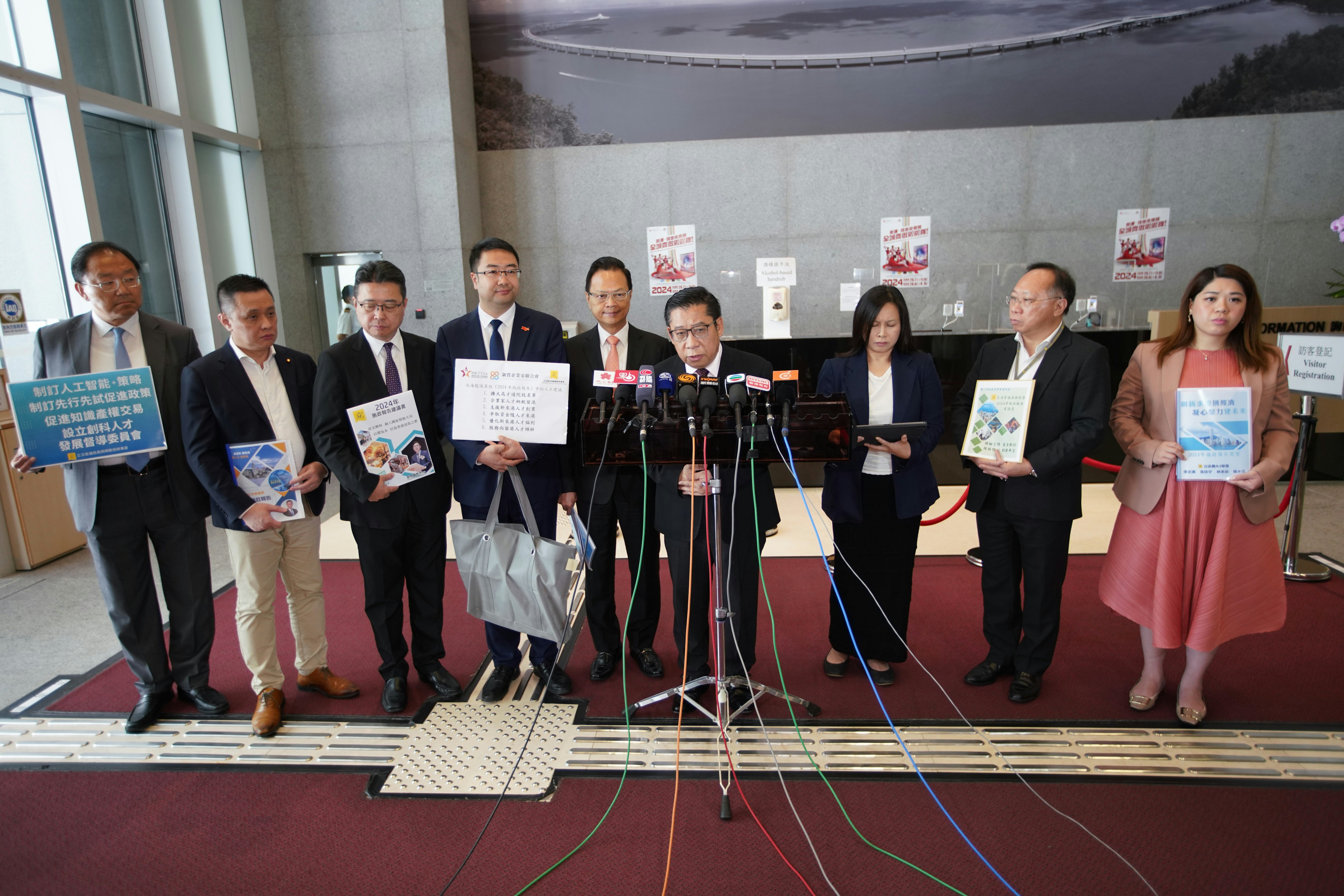 部份C15+議員今日會見特首。（黃浩謙攝）