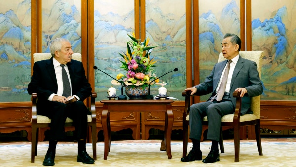 2024年7月23日，中國外交部長王毅在巴勒斯坦各派簽署《北京宣言》之前，會見法塔赫副主席、代表團團長阿魯勒（Mahmoud al-Aloul）。（中國外交部網站）