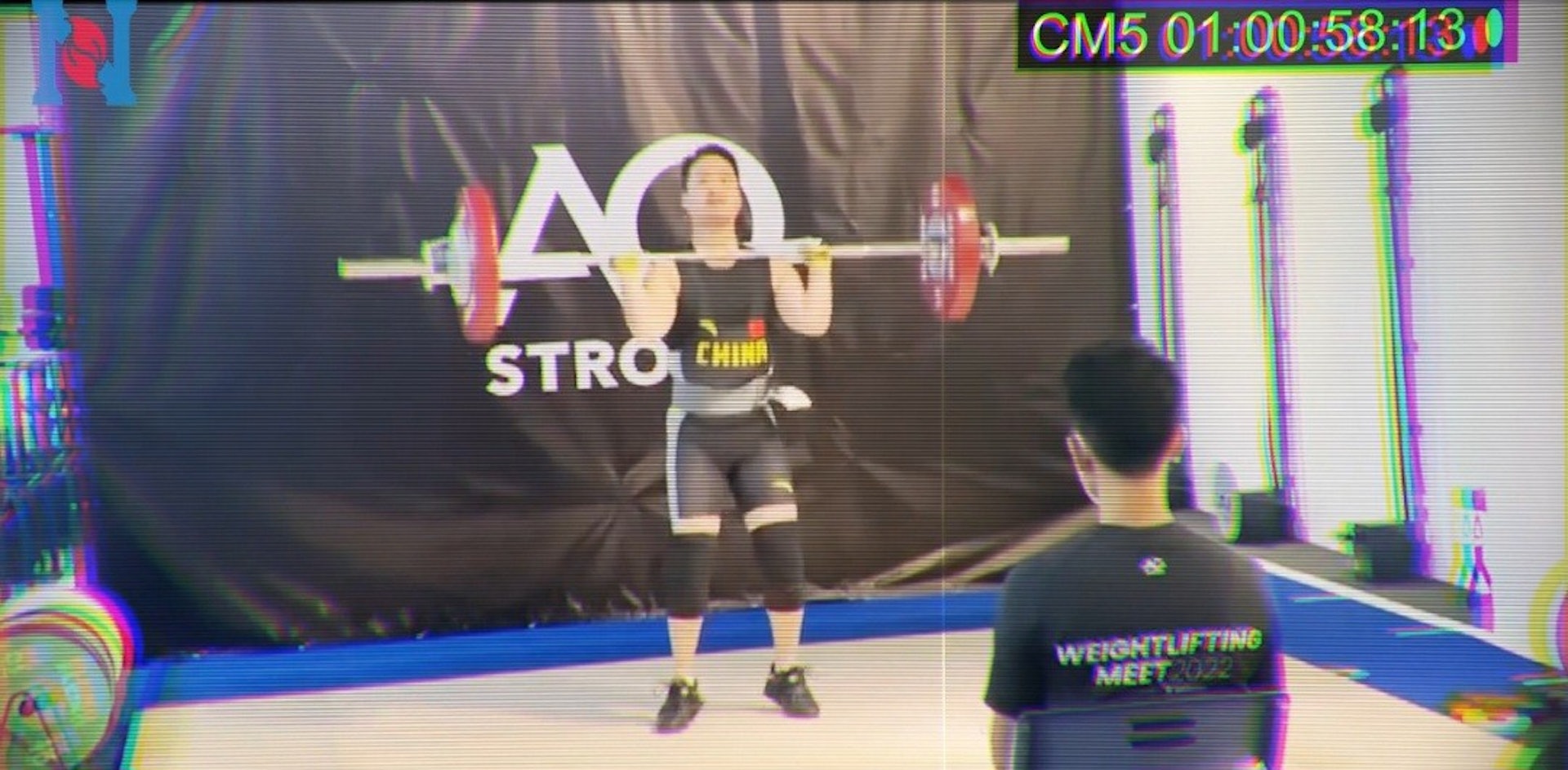 影片中有抓舉也有挺舉,有成功也有失敗。(何敬康FACEBOOK) 影片中有抓舉也有挺舉,有成功也有失敗。(何敬康FACEBOOK)