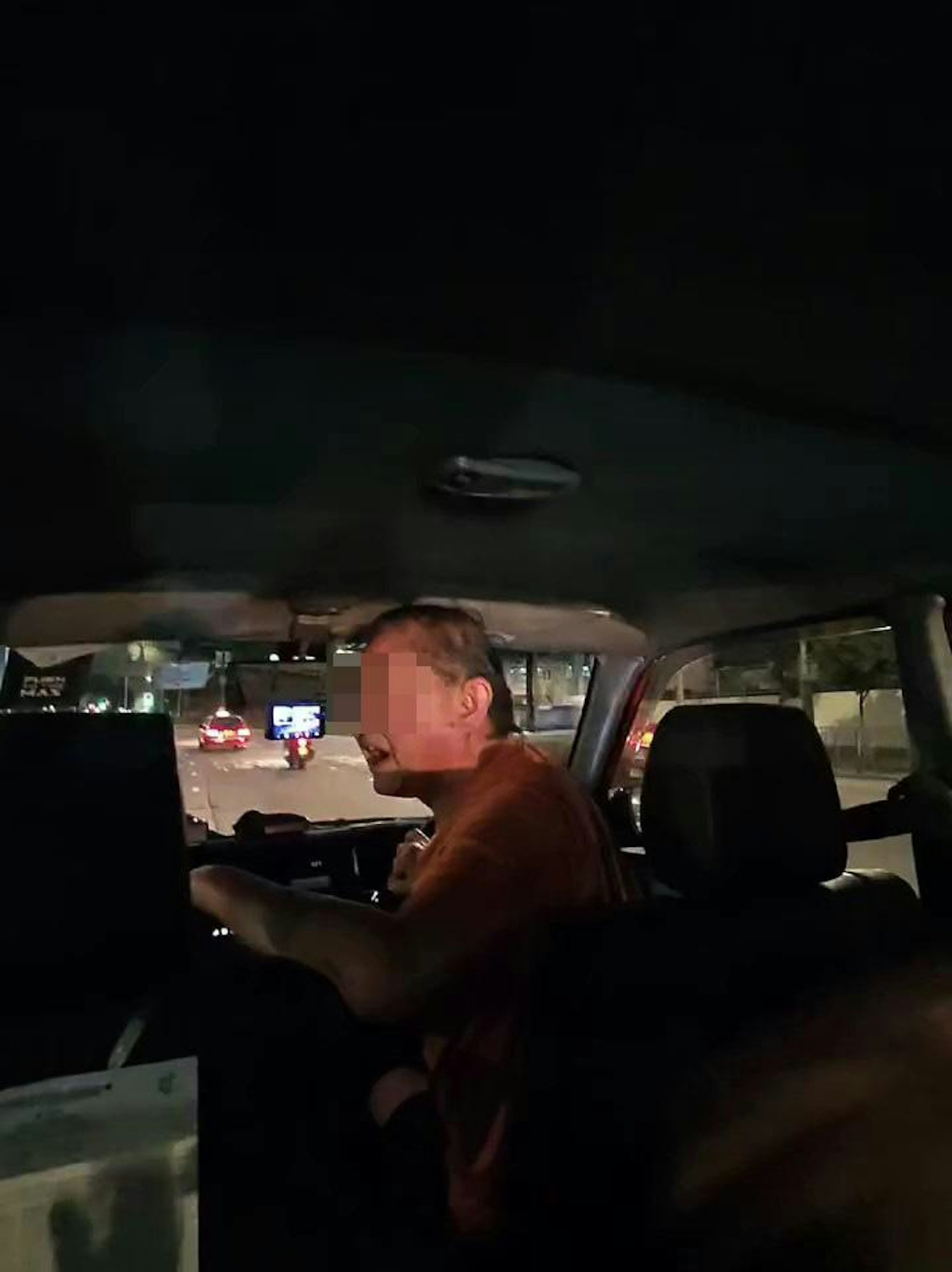 本港網絡流傳1段影片,指有的士閘停巴士後,的士司機於車廂內向巴士車長爆粗叫囂。(影片截圖)