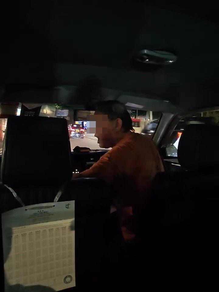 的士司機在車廂內向着巴士車長咆哮，「X你老X臭X，你老X個X」，更挑釁「打我啊，埋嚟打我啊！打我啊！埋嚟打我啊！X樣！」。（影片截圖）
