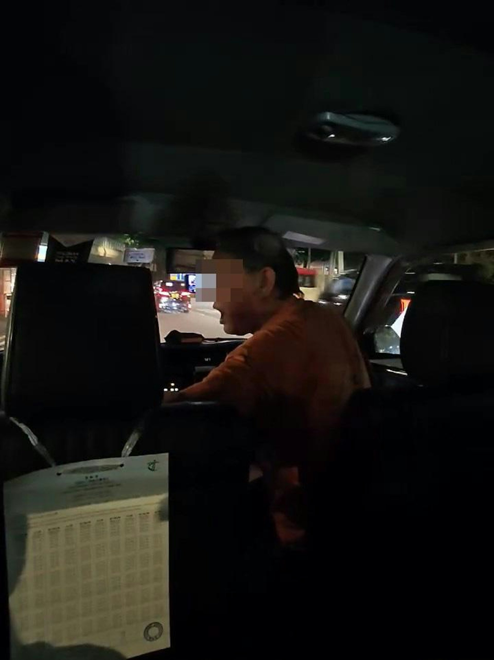 的士司機在車廂內向着巴士車長咆哮,「X你老X臭X,你老X個X」,更挑釁「打我啊,埋嚟打我啊!打我啊!埋嚟打我啊!X樣!」。(影片截圖)