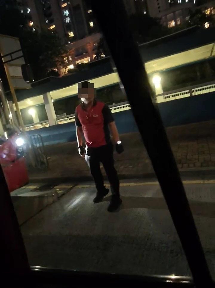 巴士車長落車查看情況，指罵的士司機。（影片截圖）