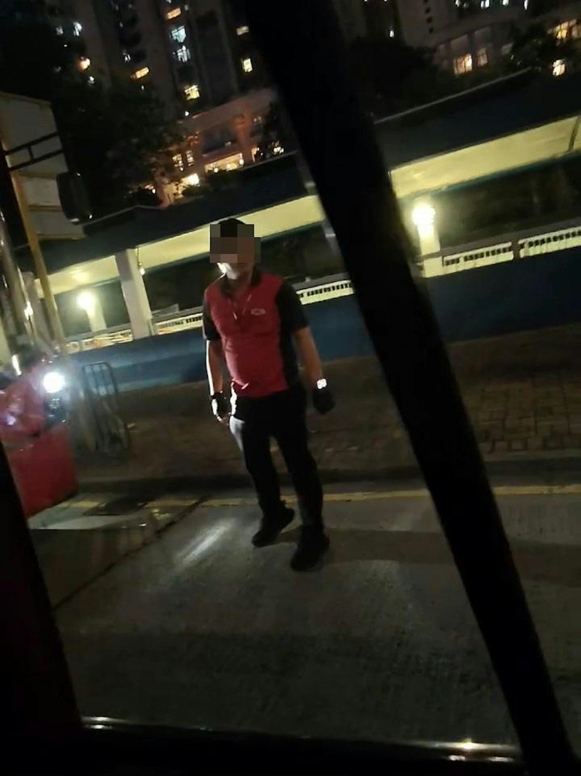 巴士車長落車查看情況,指罵的士司機。(影片截圖)