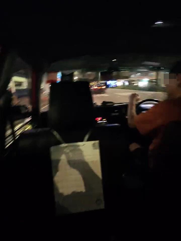 的士司機見巴士車長沒有上前，就「攞尾彩」留下1句「又唔X夠POP。你老X個臭X」後，開車離去。（影片截圖）