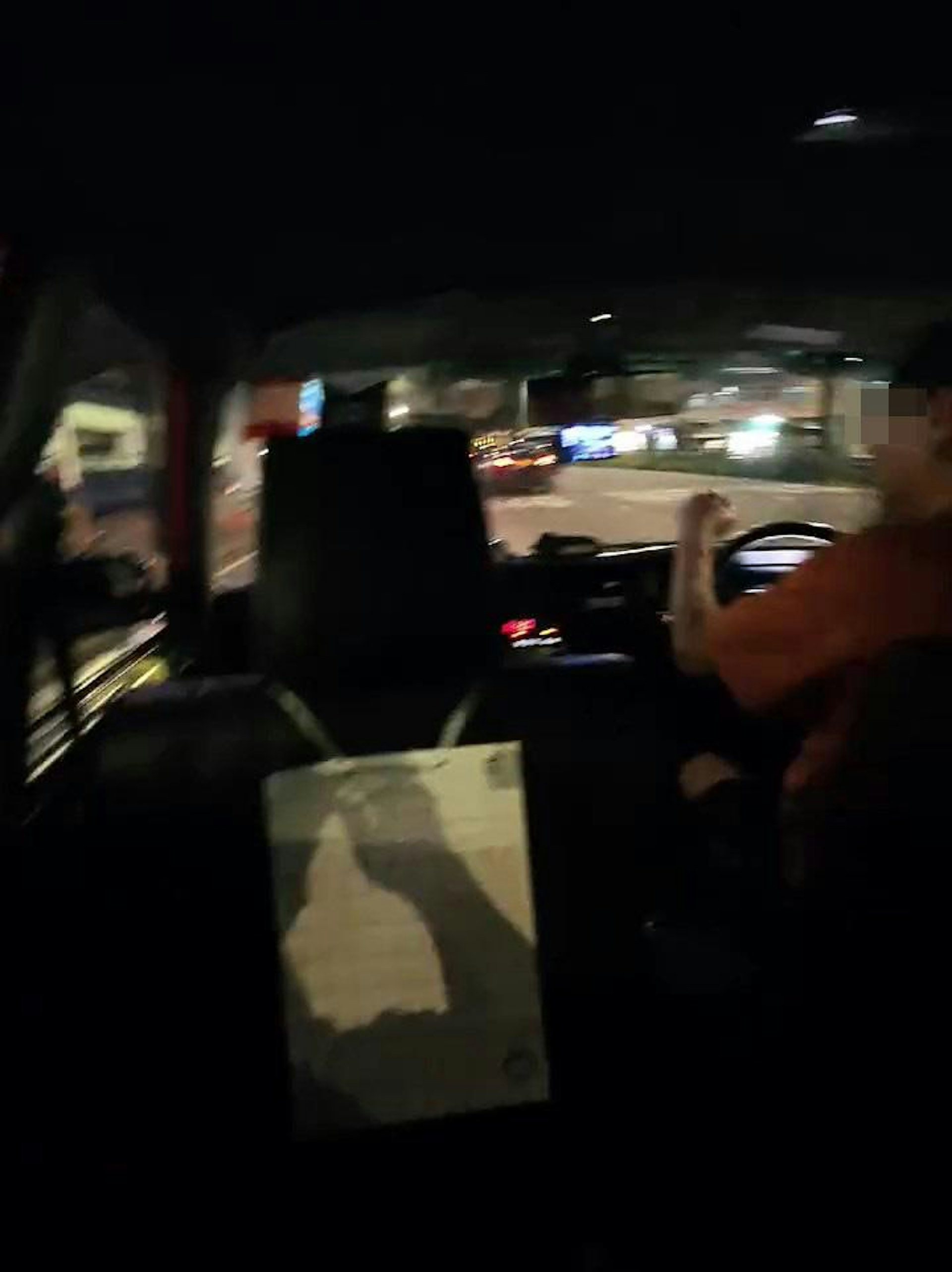 的士司機見巴士車長沒有上前,就「攞尾彩」留下1句「又唔X夠POP。你老X個臭X」後,開車離去。(影片截圖)