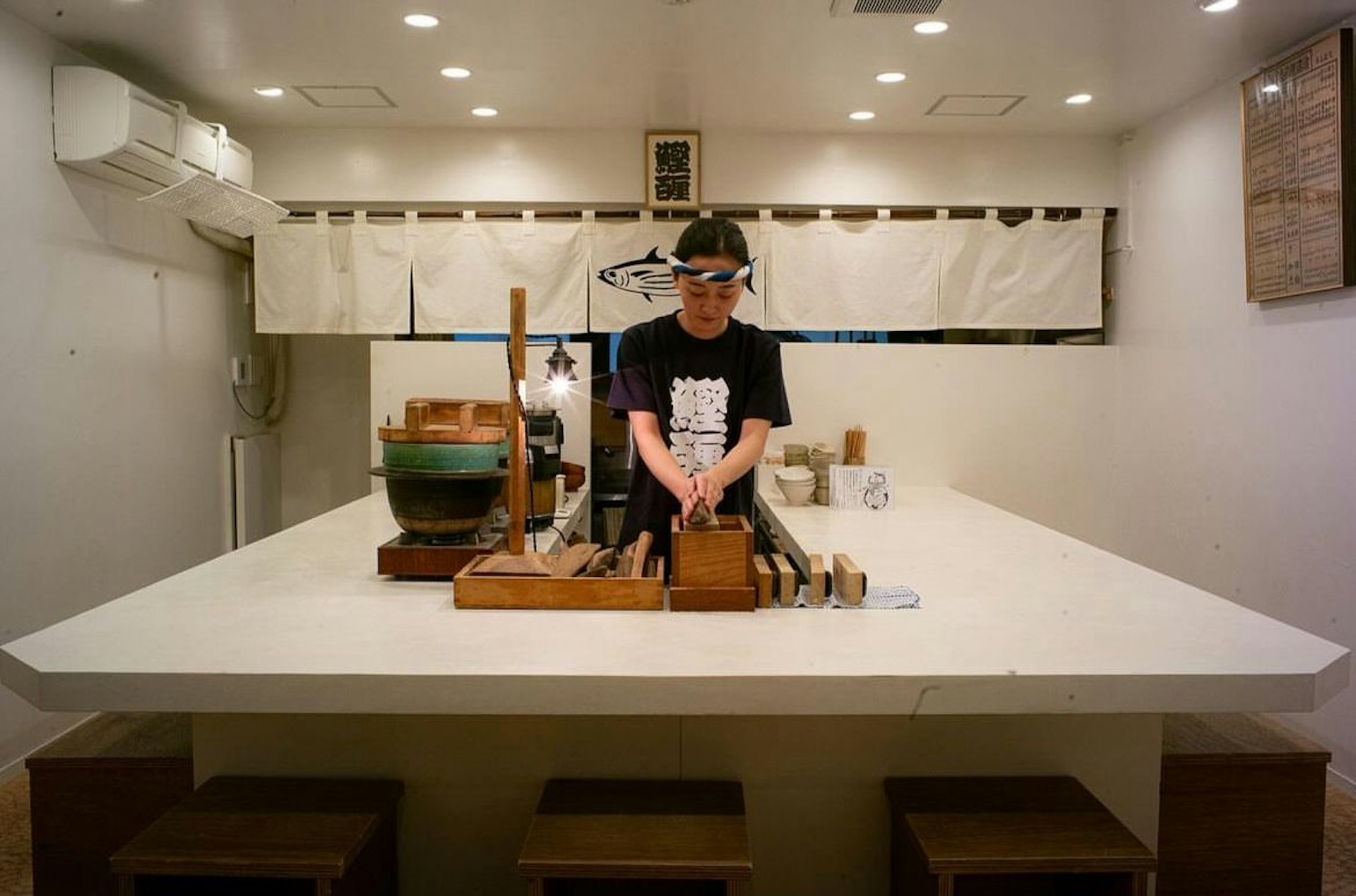 店主會親自在客人面前把柴魚刨成片狀,放在白飯上。(圖片來源:IG@katsuoshokudo) 店主會親自在客人面前把柴魚刨成片狀,放在白飯上。(圖片來源:IG@katsuoshokudo)