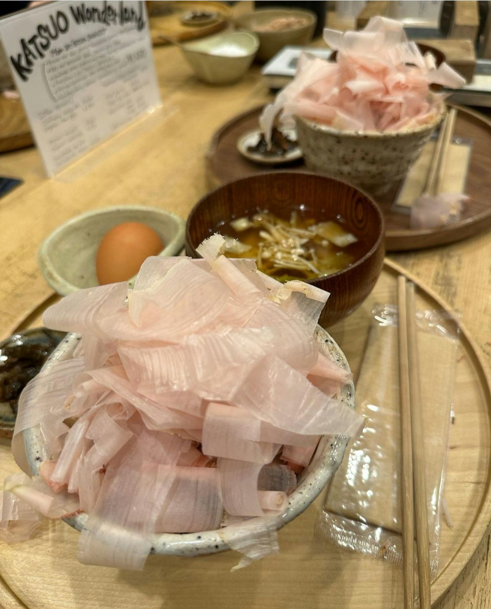 在「柴魚食堂」,柴魚片是唯一的主角。(圖片來源:IG@katsuoshokudo) 在「柴魚食堂」,柴魚片是唯一的主角。(圖片來源:IG@katsuoshokudo)