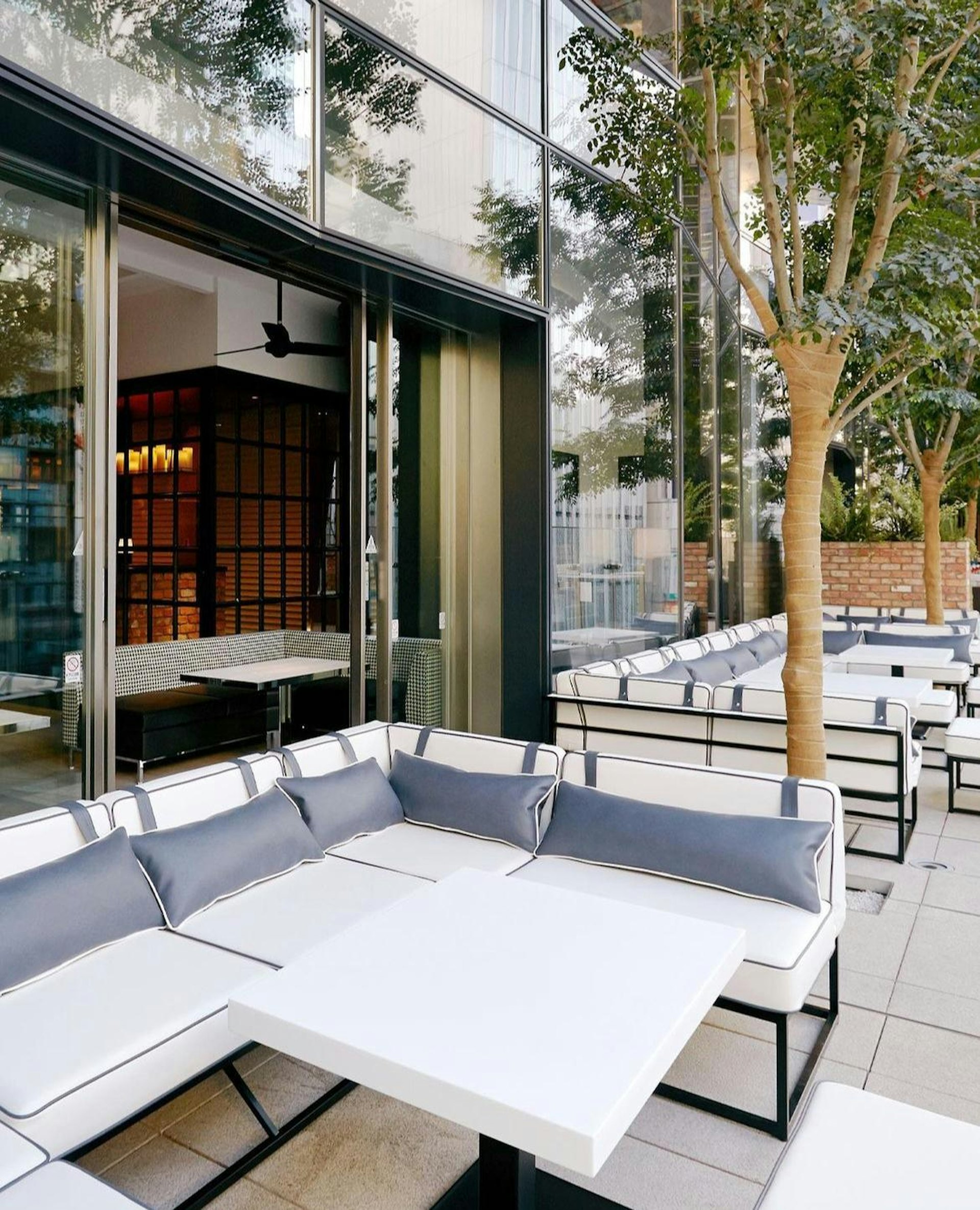 「Mercer brunch」是東京人氣早午餐店之一,選擇戶外座位可一邊欣賞銀座街景一邊享受早餐。(圖片來源:IG@mercer_brunch) 「Mercer brunch」是東京人氣早午餐店之一,選擇戶外座位可一邊欣賞銀座街景一邊享受早餐。(圖片來源:IG@mercer_brunch)